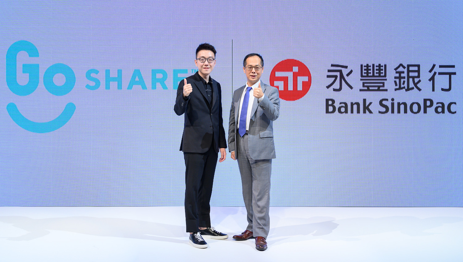 從左至右為：GoShare 新事業總監姜家煒、永豐銀行零售金融處處長吳建毅。