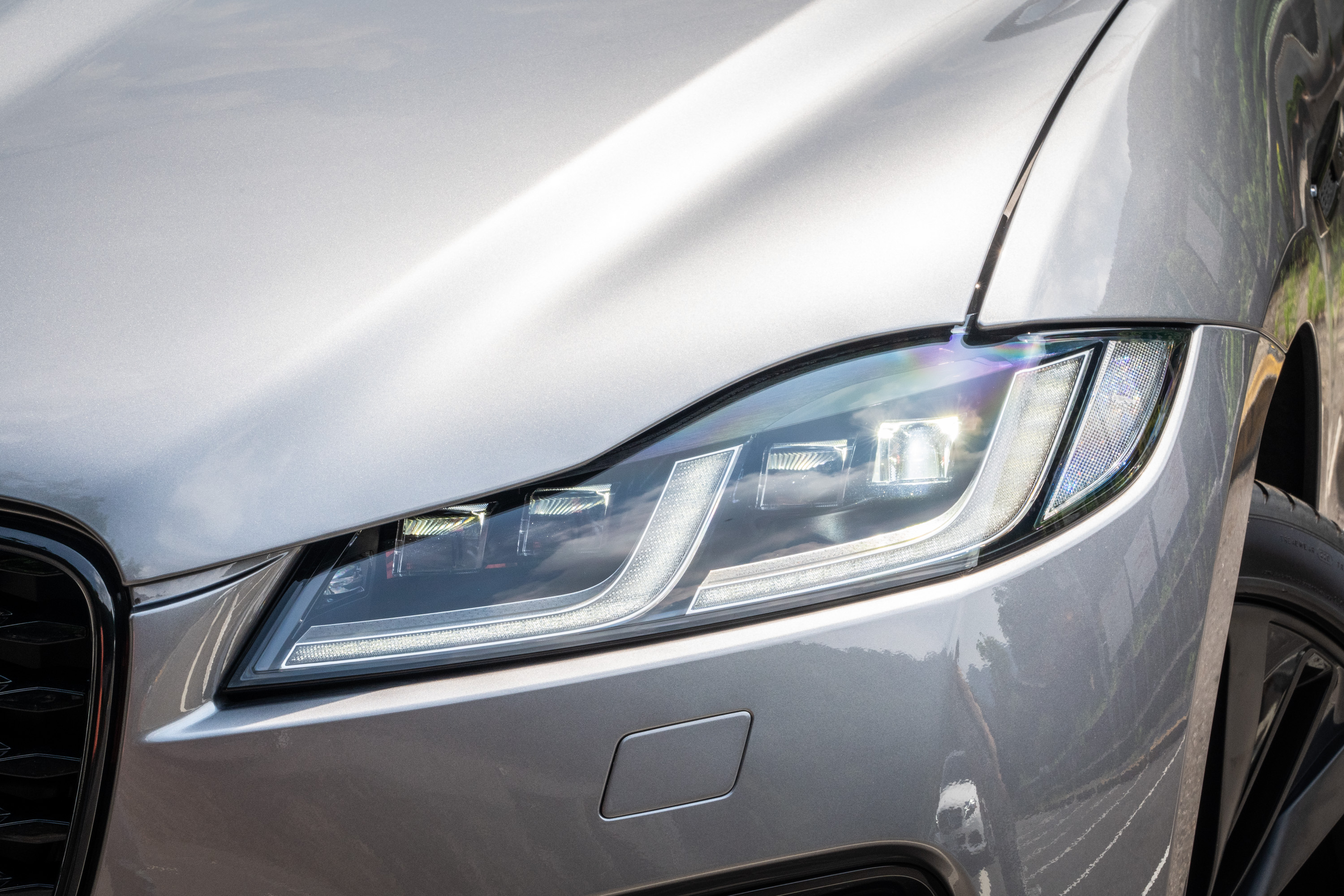 雙 J 型的頭燈燈型,搭配上緣的引擎蓋特殊折線,展現更科技感的氣息;試駕車款更選配要價 68,000 元的高解析度 LED 頭燈(含自動遠燈調節與遮蔽功能)。