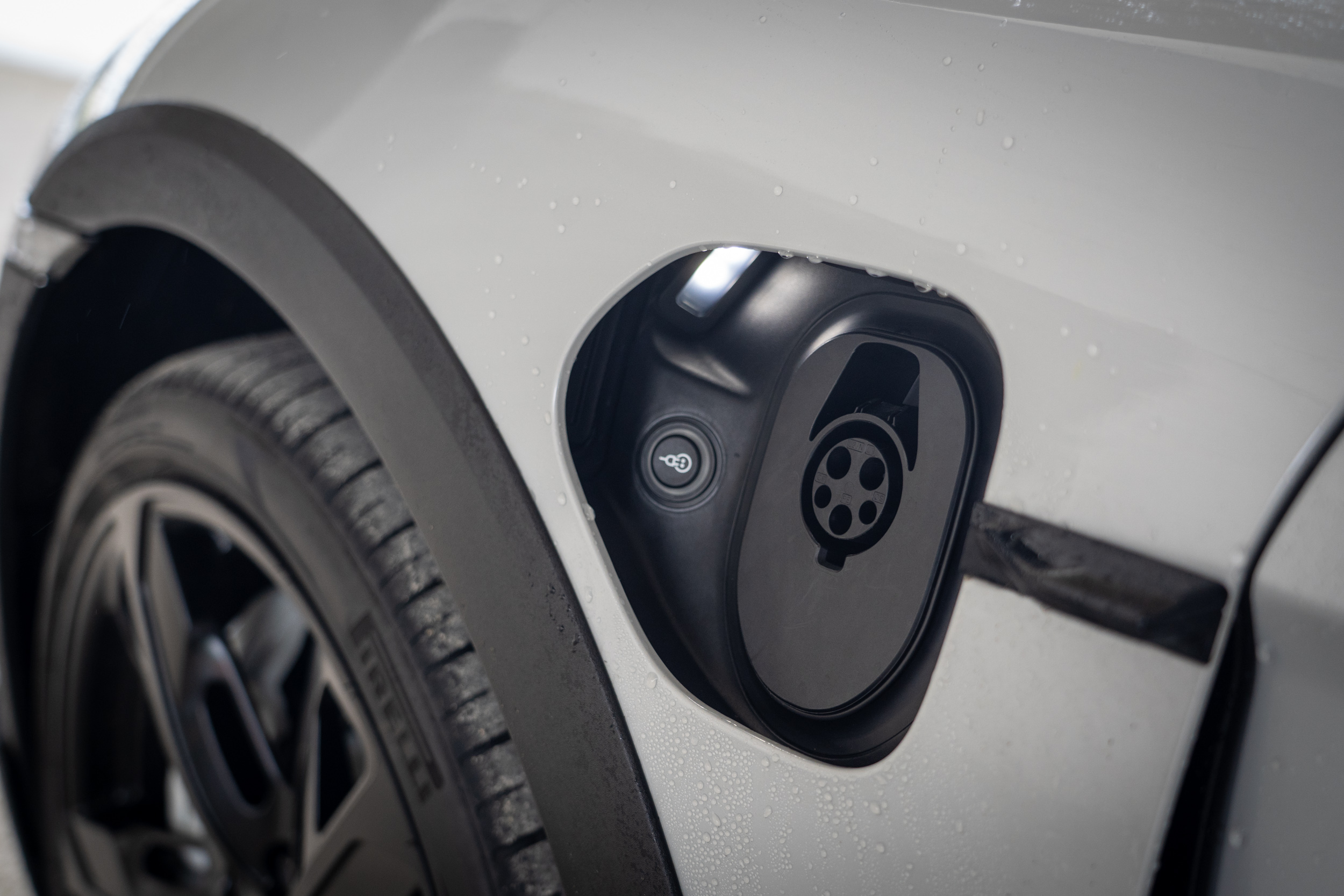 左右兩側皆有充電座,並選配電動開闔充電蓋。