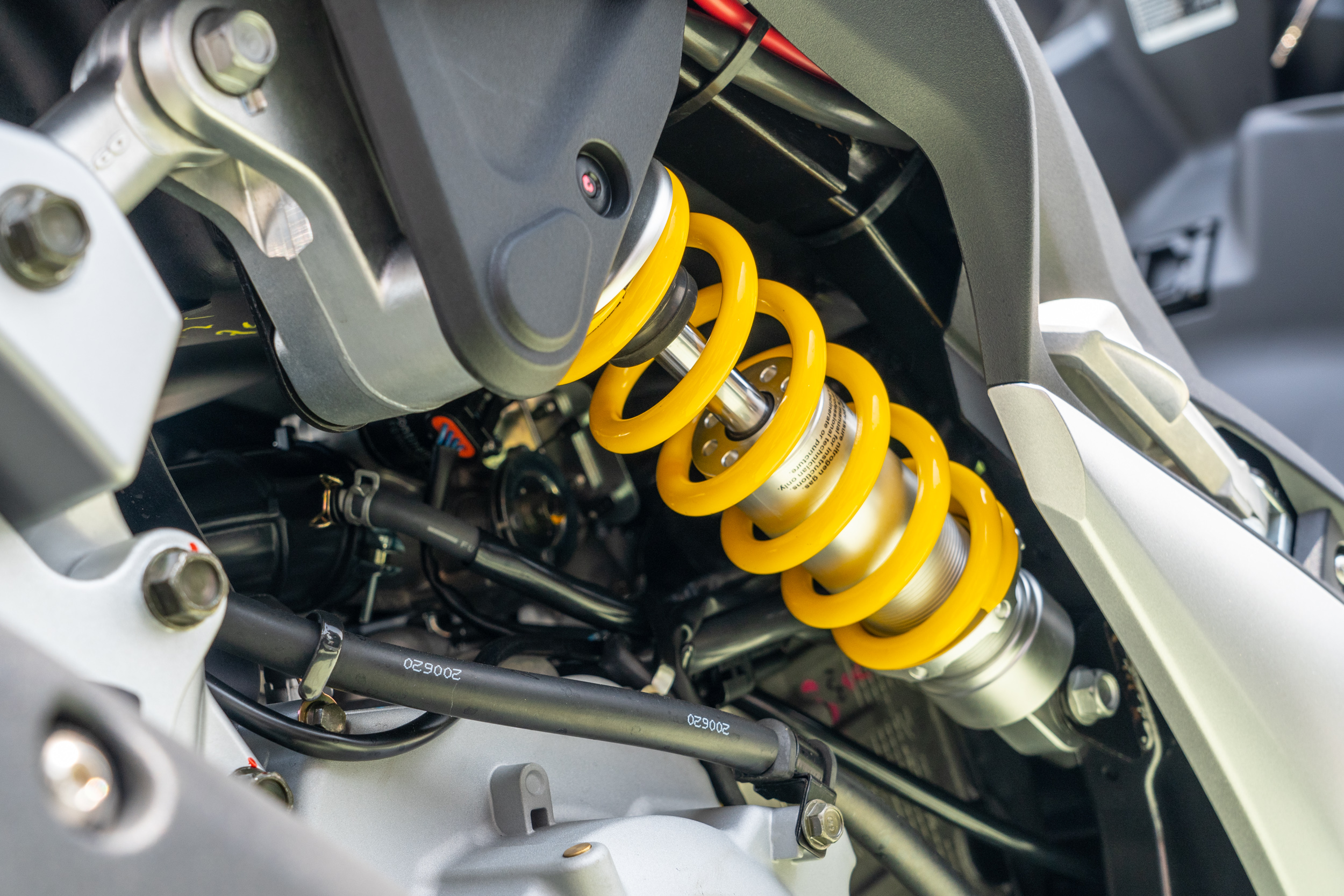 採用水平六連桿後懸吊、預載與阻尼可調避震器與輕量化鋁圈。