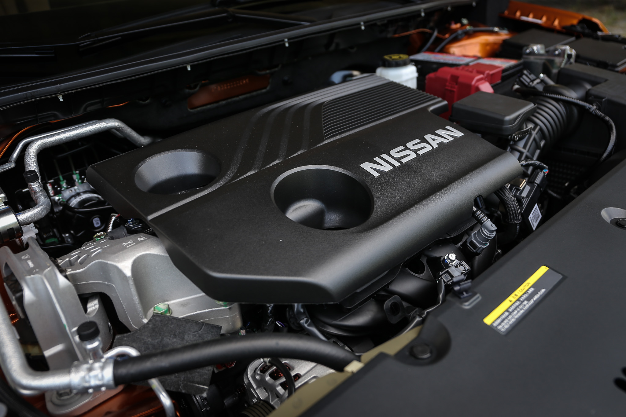 新世代 Sentra 搭載 1.6 升自然進氣汽油引擎,具備 138ps/6300rpm 最大馬力與 17.2kgm/4000rpm 最大扭力輸出。