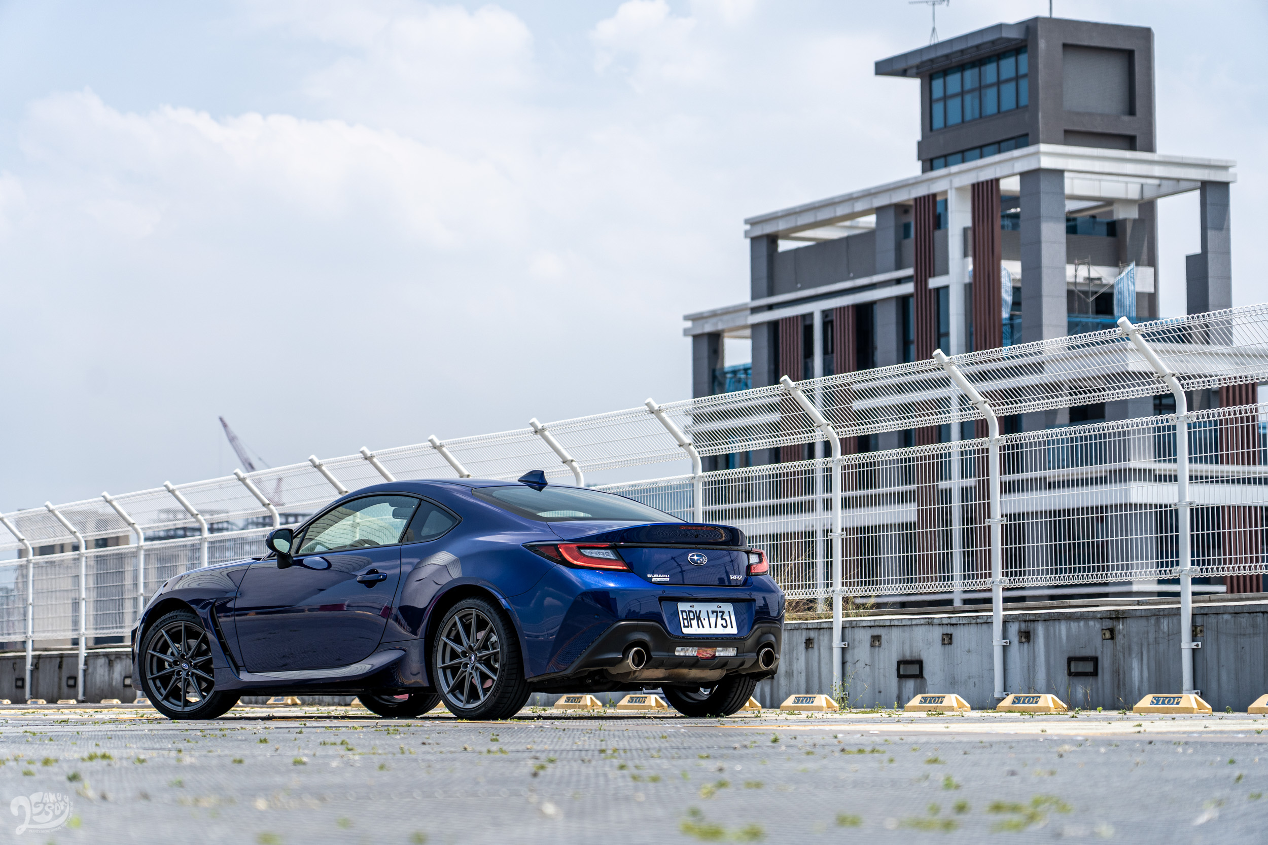 邁入第二世代的 BRZ 依舊與 Toyota GR 86 互為共生關係。雖說是大改款,但在基本的動力、車體架構方面並沒有大幅變動。