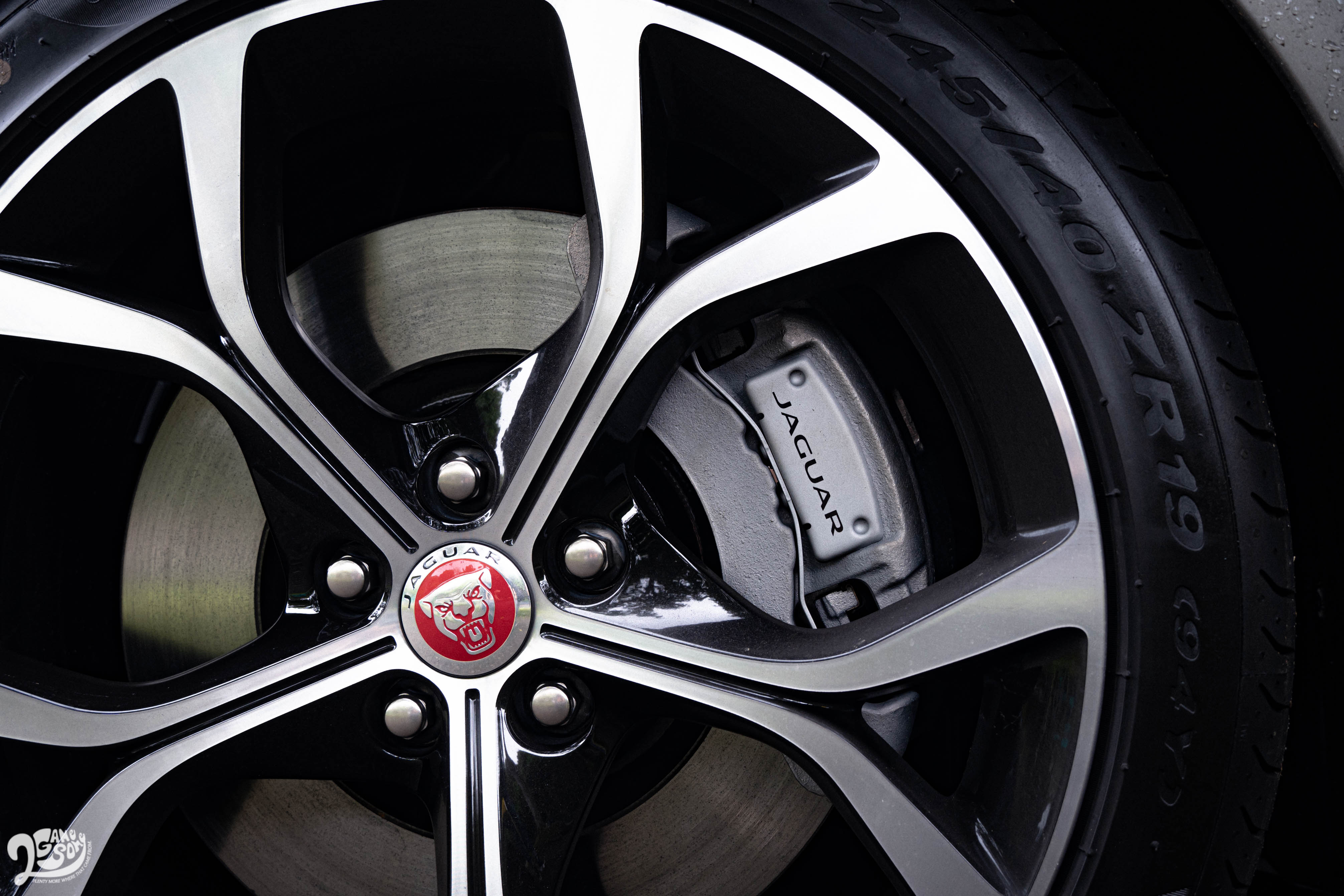 P300 R-Dynamic 車型採用 19 吋輪圈規格。