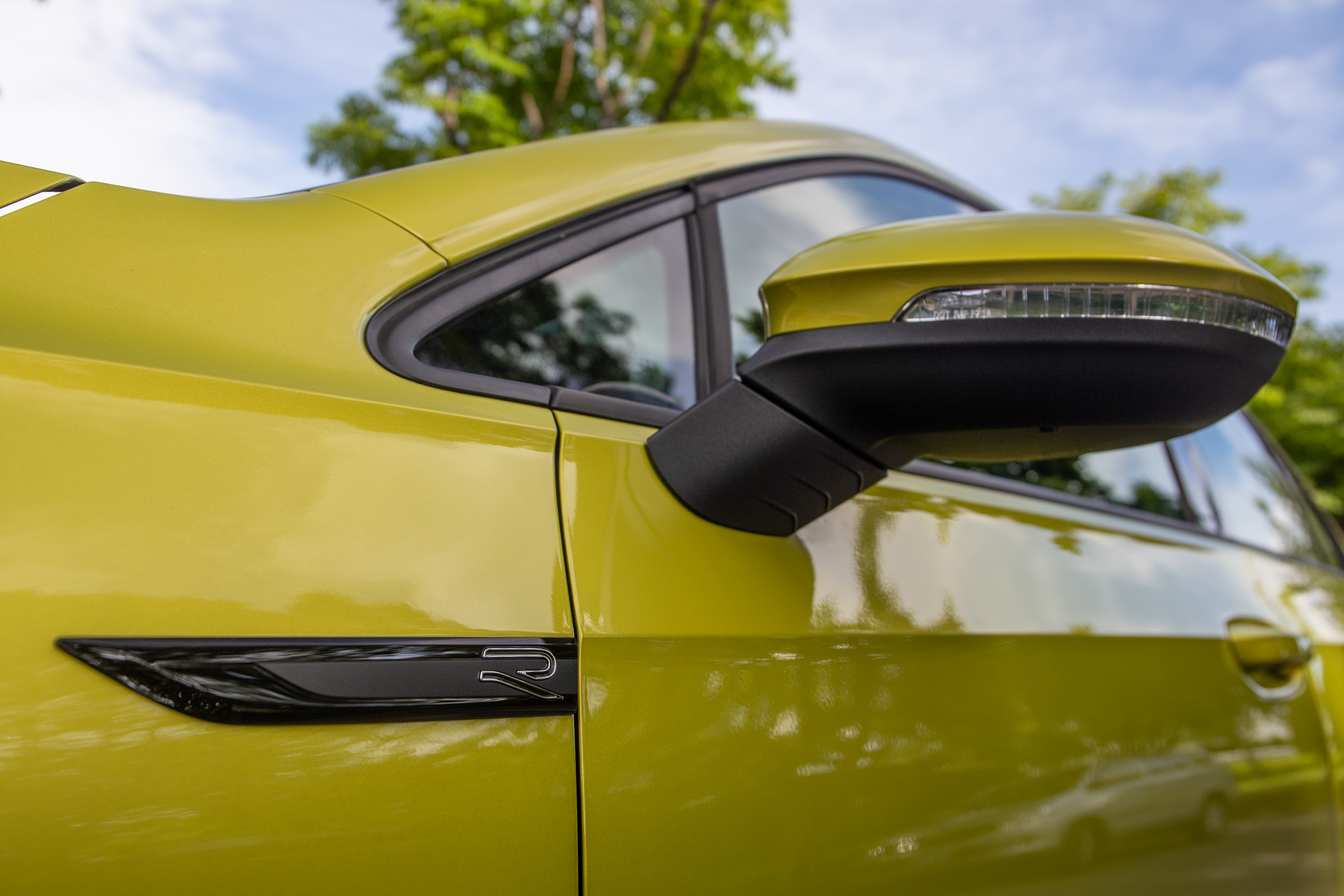 R-Line 套件會於水箱罩與前葉子板上有著專屬徽飾。