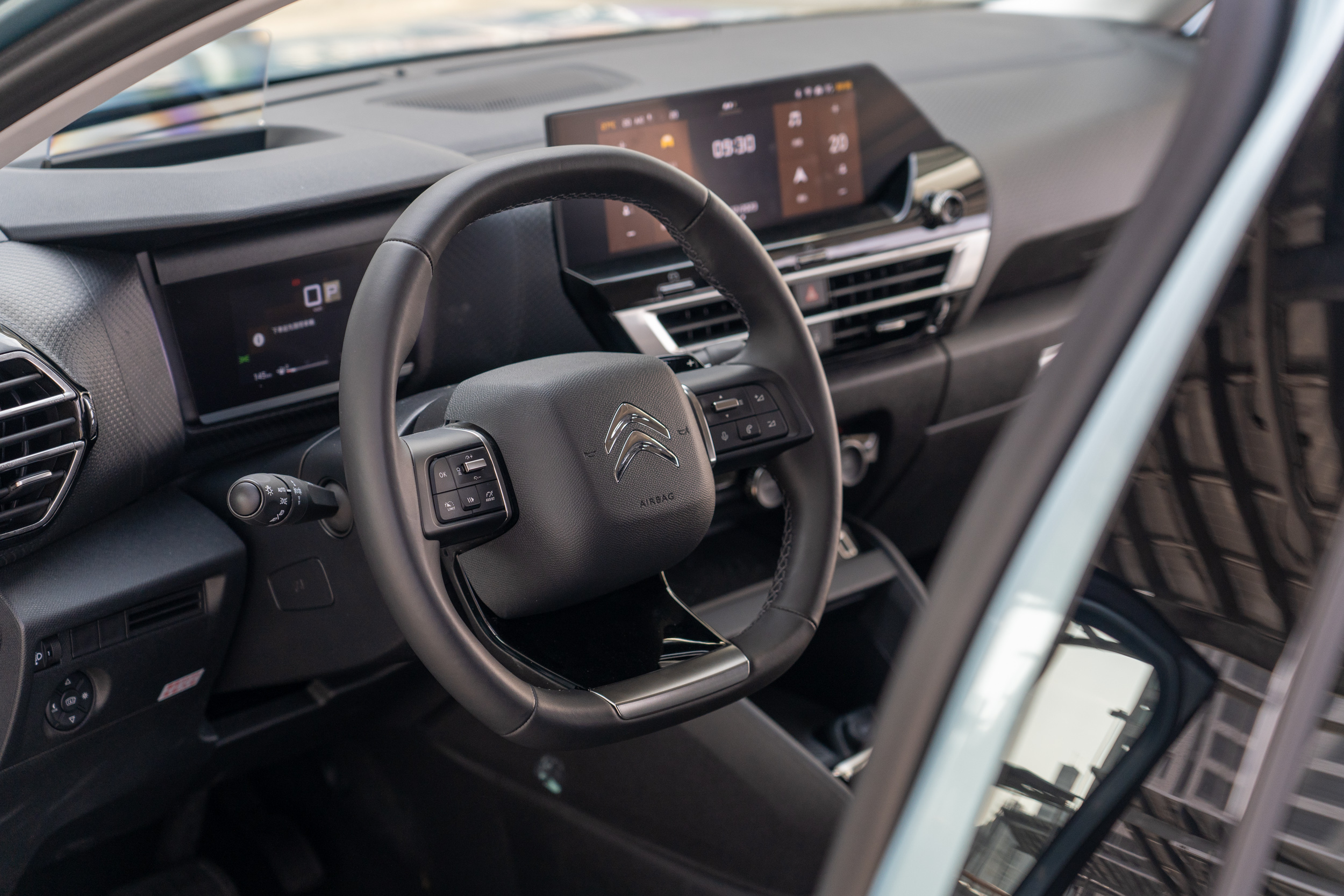 採對稱式堆疊而成的中控佈局,呈現簡約、俐落的氛圍。