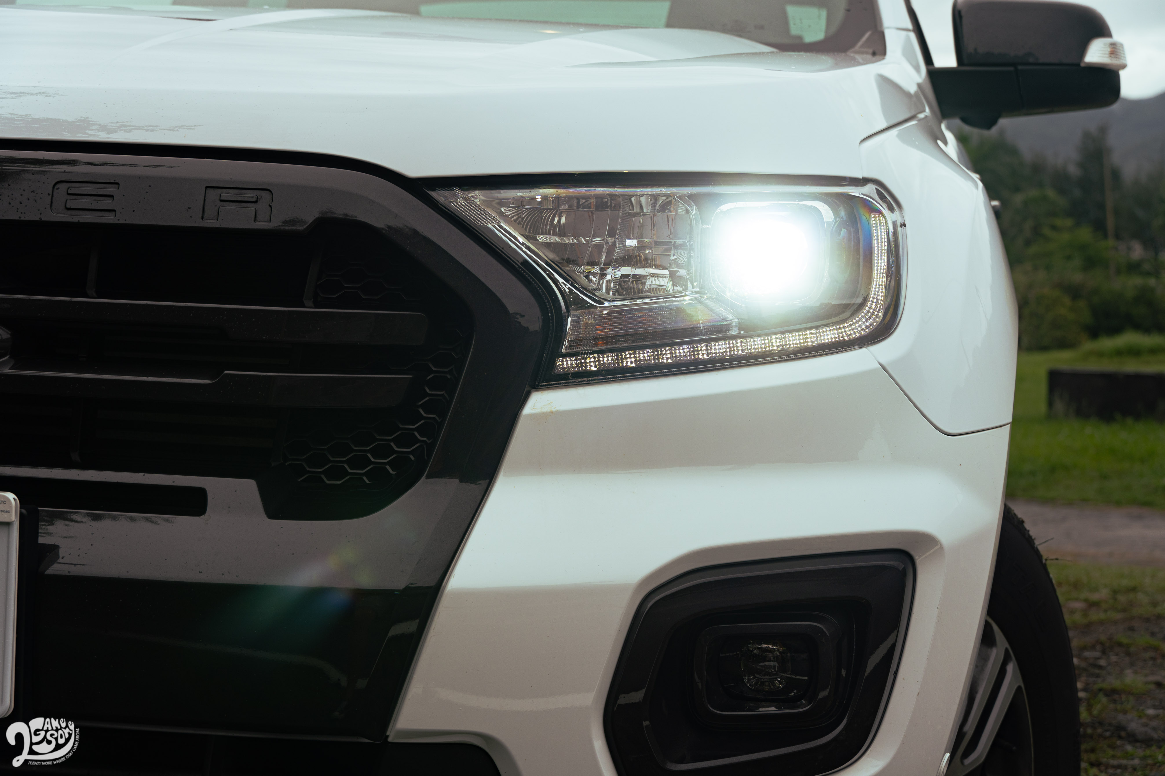 LED 日行燈與 LED 魚眼頭燈為運動型配備。