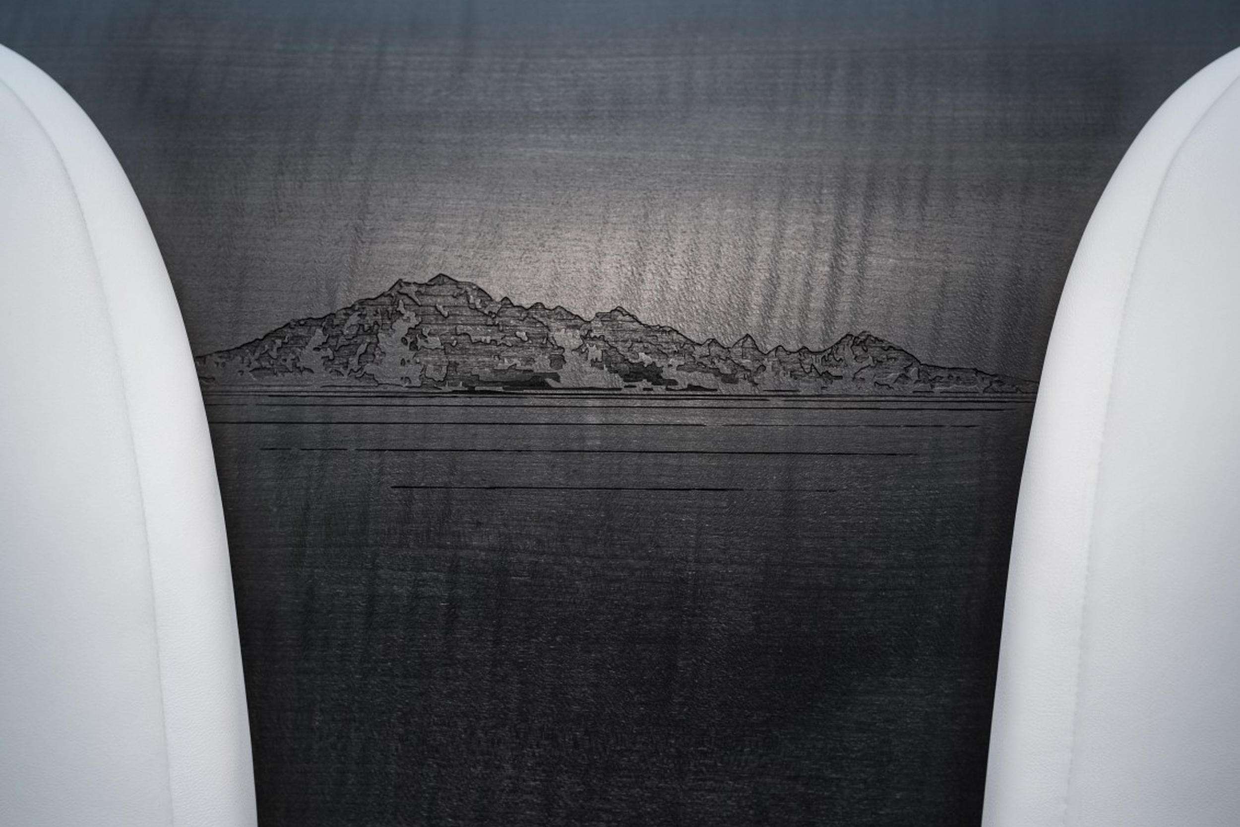 後排座椅之間上方位置雕琢有博納維爾的銀島山脈的輪廓。