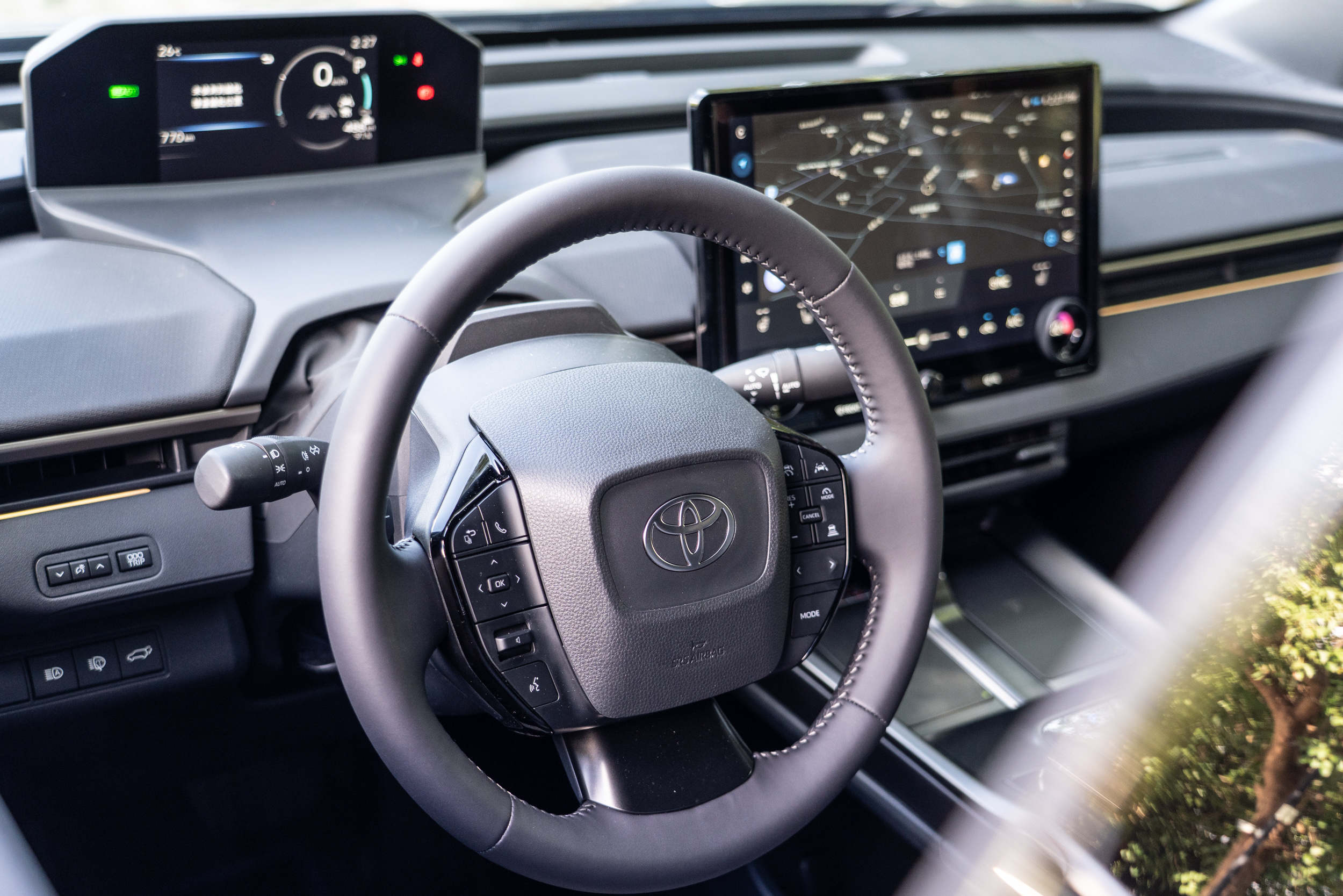 傳統方向盤設計，採取合成皮革材質，並有手動四向調整功能。