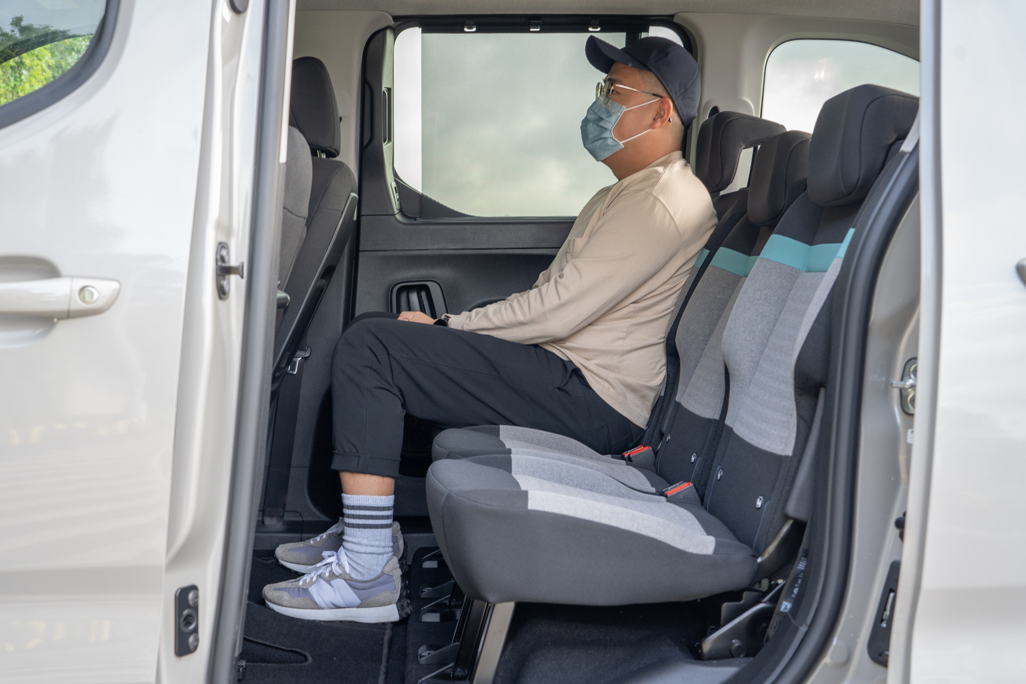 身高 177cm 乘客乘坐第二排示意圖。