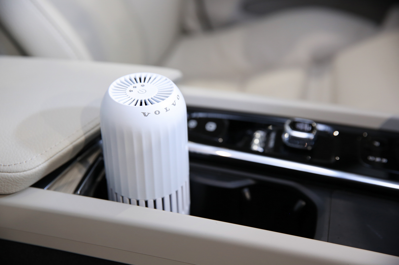 所有試乘車、展示車、代步車皆定時或於賞車後進行車室內部清潔與消毒,並使用 VOLVO 紫外線 LED 殺菌光車室清淨機消毒車室環境。