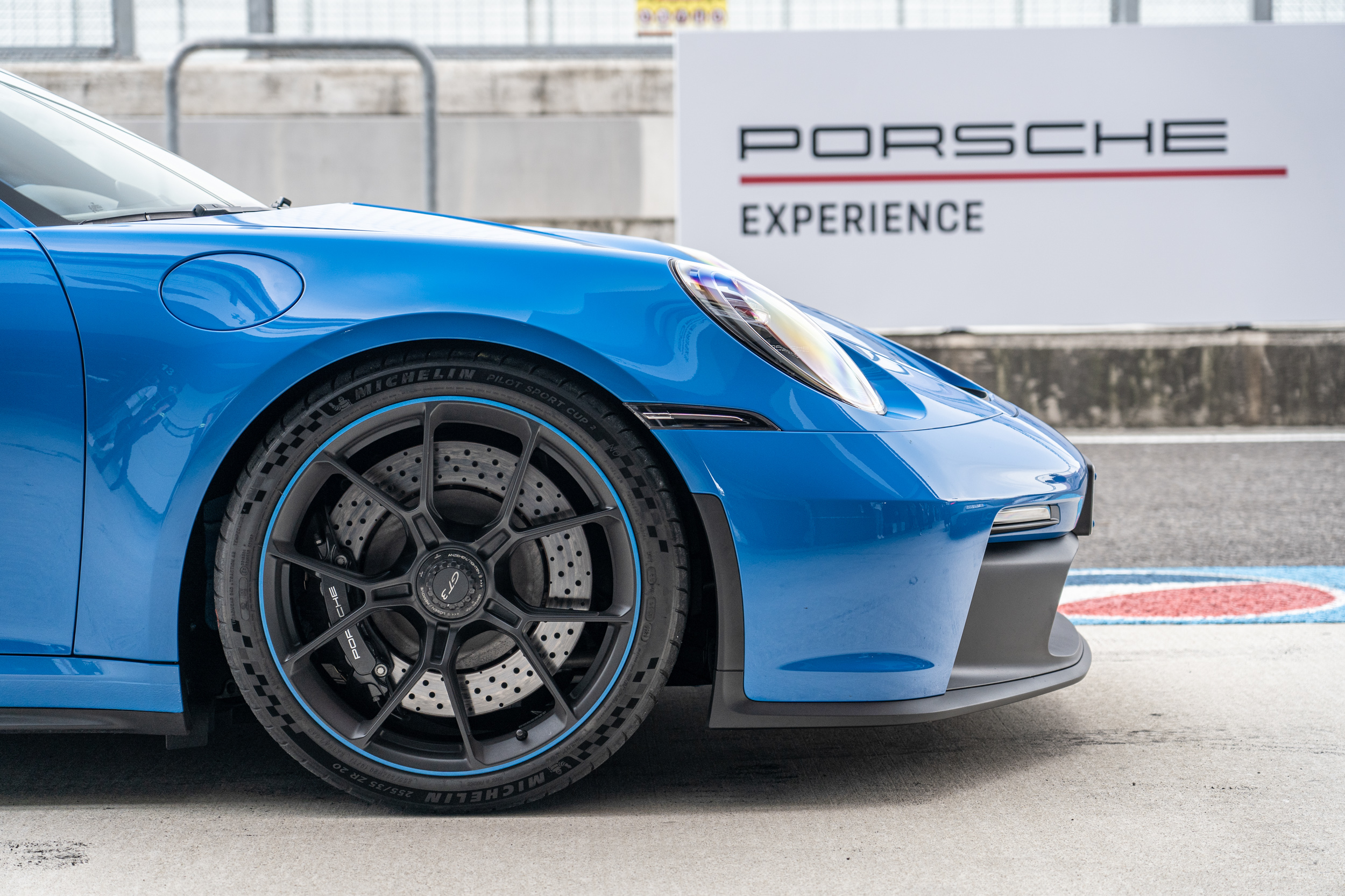 911 GT3相對911 Turbo S輕上兩百公斤的車重,以及前懸吊改為雙A臂設定,都可以在更輕盈、但又相對輕手的方向盤手感上找到自身特性。