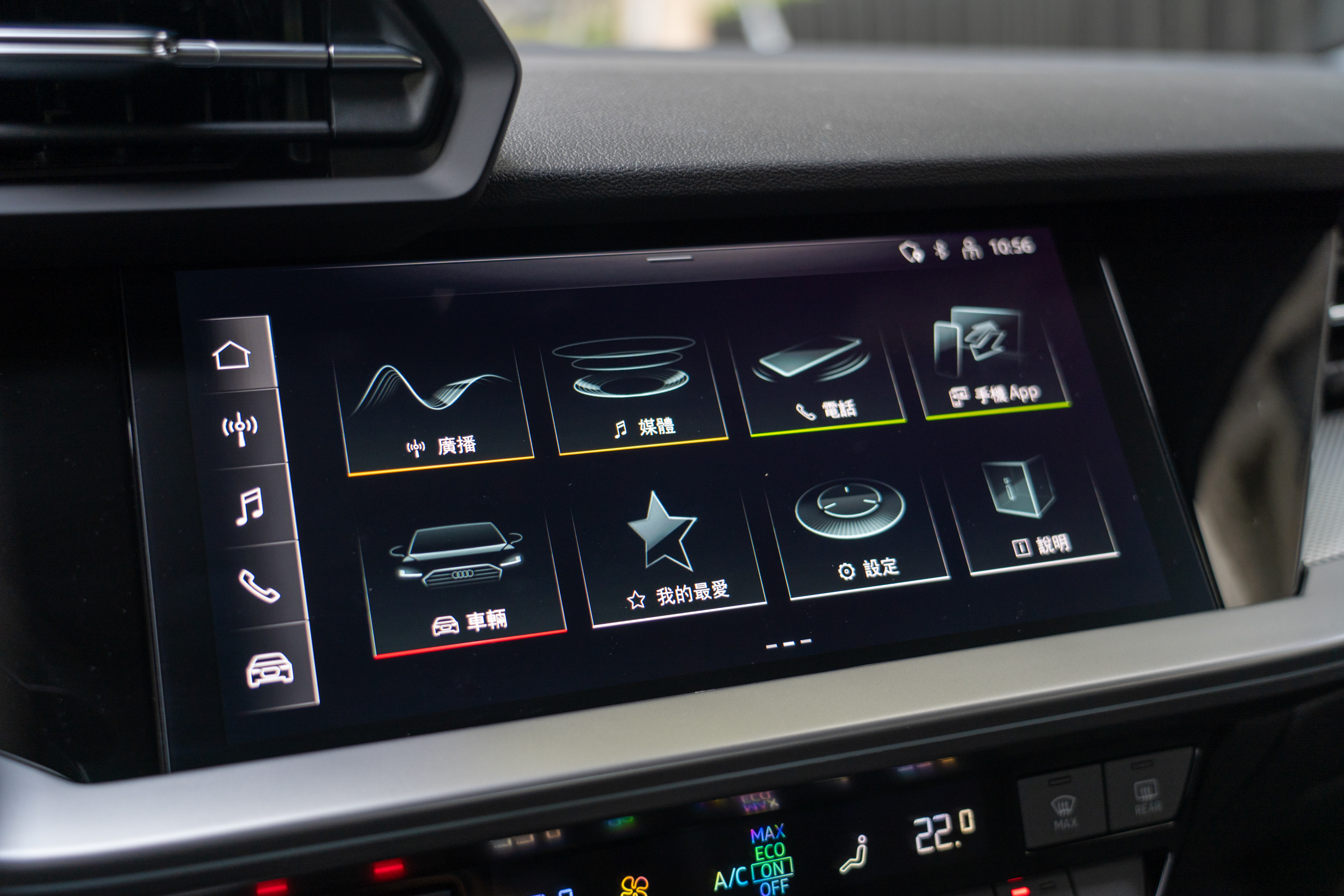 中央觸控螢幕具備 Apple CarPlay / Android Auto 互聯功能。