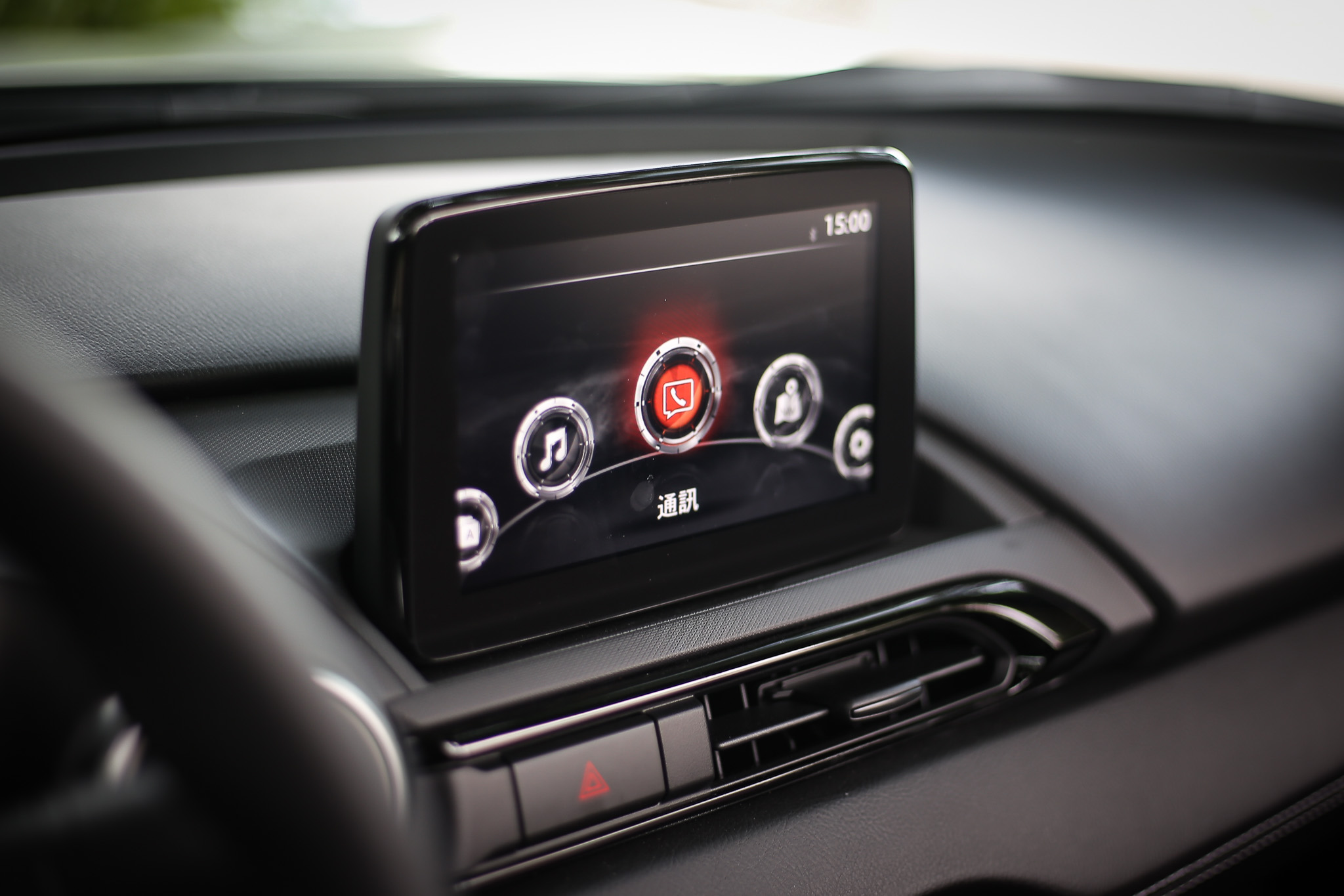 中控台採用 7 吋中央資訊顯示幕，包含 Apple CarPlay 與 Android Auto 智慧手機連結功能都具備。