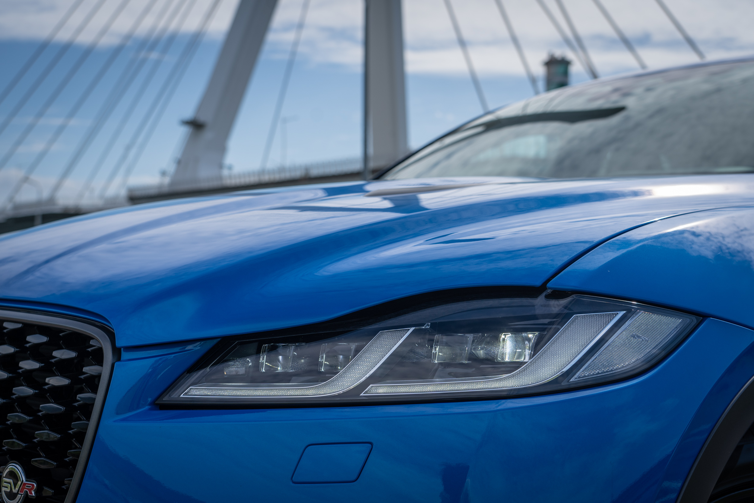 試駕車款選配高解析度 LED 頭燈搭配日間行車燈,含自動遠光調適功能。