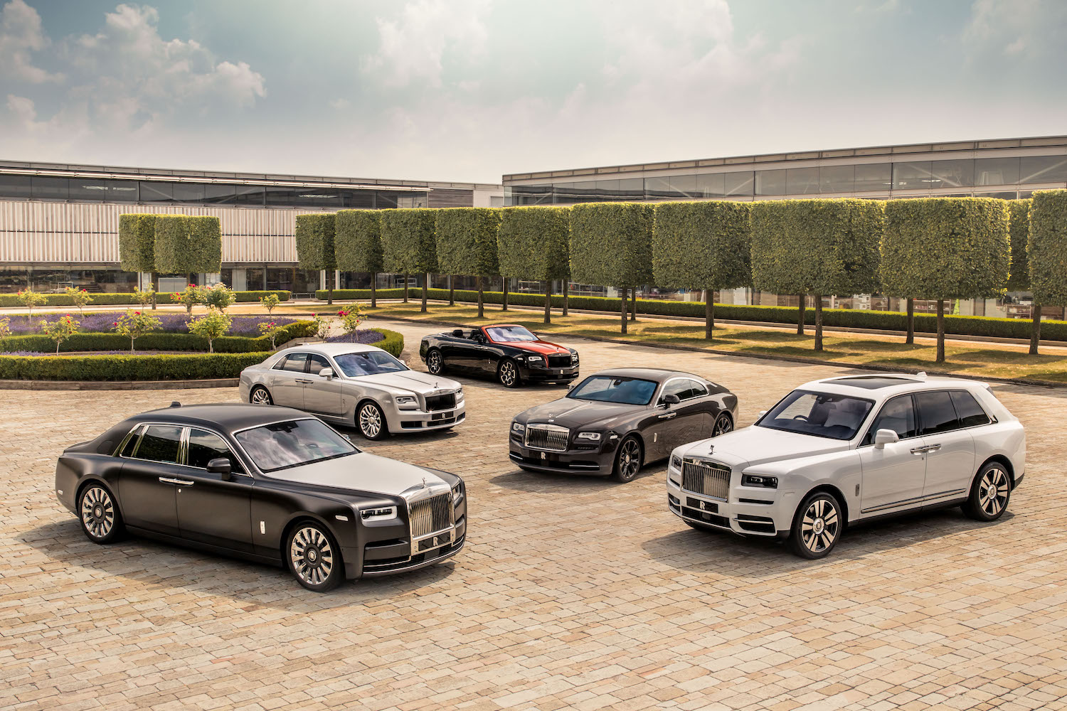 Rolls-Royce Phantom（左一）、Ghost（左二）、Dawn（中）、Wraith（右二）、Cullinan（右一）。
