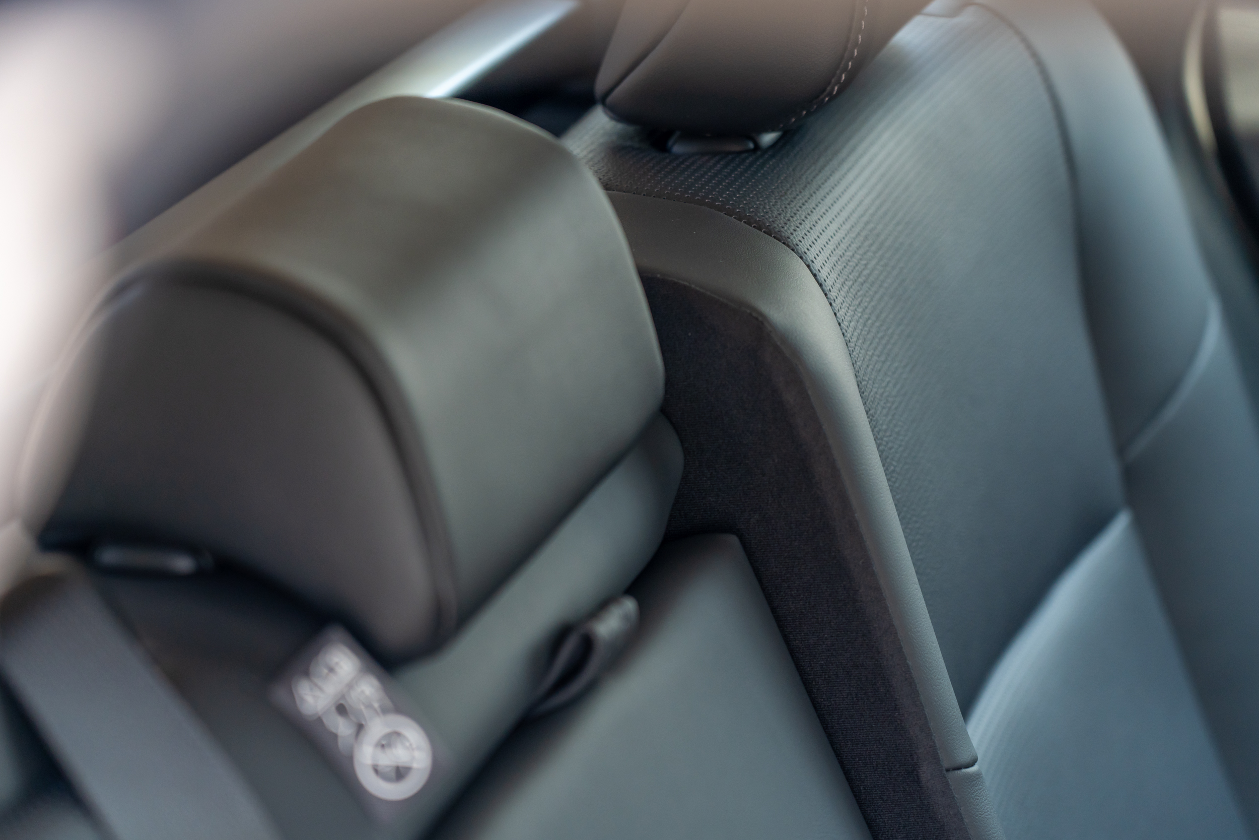 後座椅背具備兩段角度可調機制。