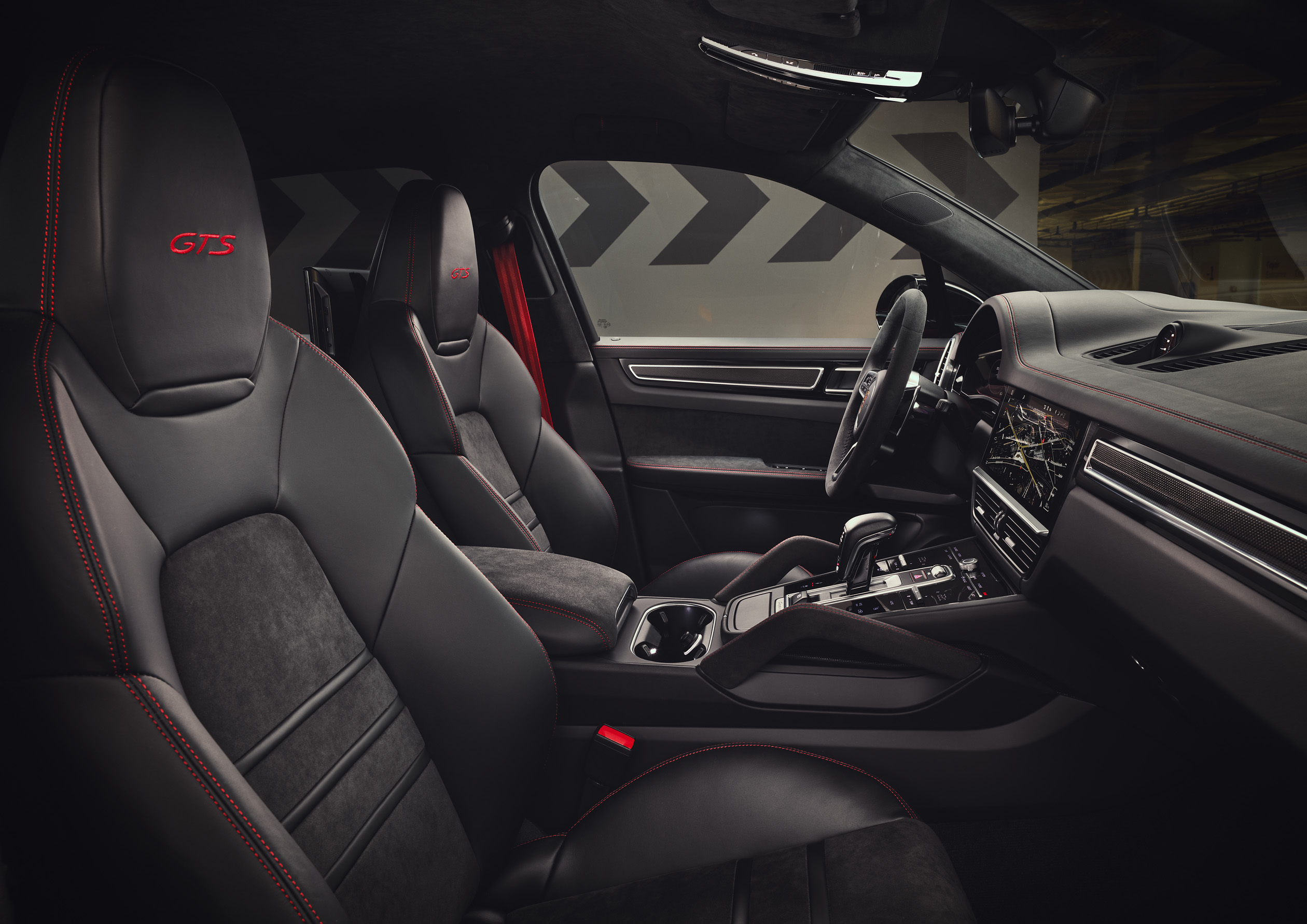 Cayenne GTS 與 Cayenne GTS Coupé前車門檻、轉速錶與座椅頭枕皆落有「GTS」標誌。另有多款個人化選項，包含配色的GTS內裝套件，如胭脂紅、蠟灰以及裝飾車縫線。