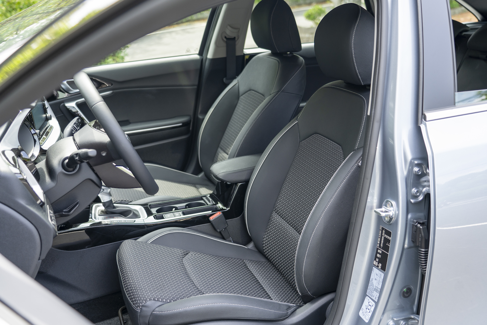 Deluxe 歐風複合材質座椅,採用真皮、織布混搭的設計構成,但只提供手動調整。