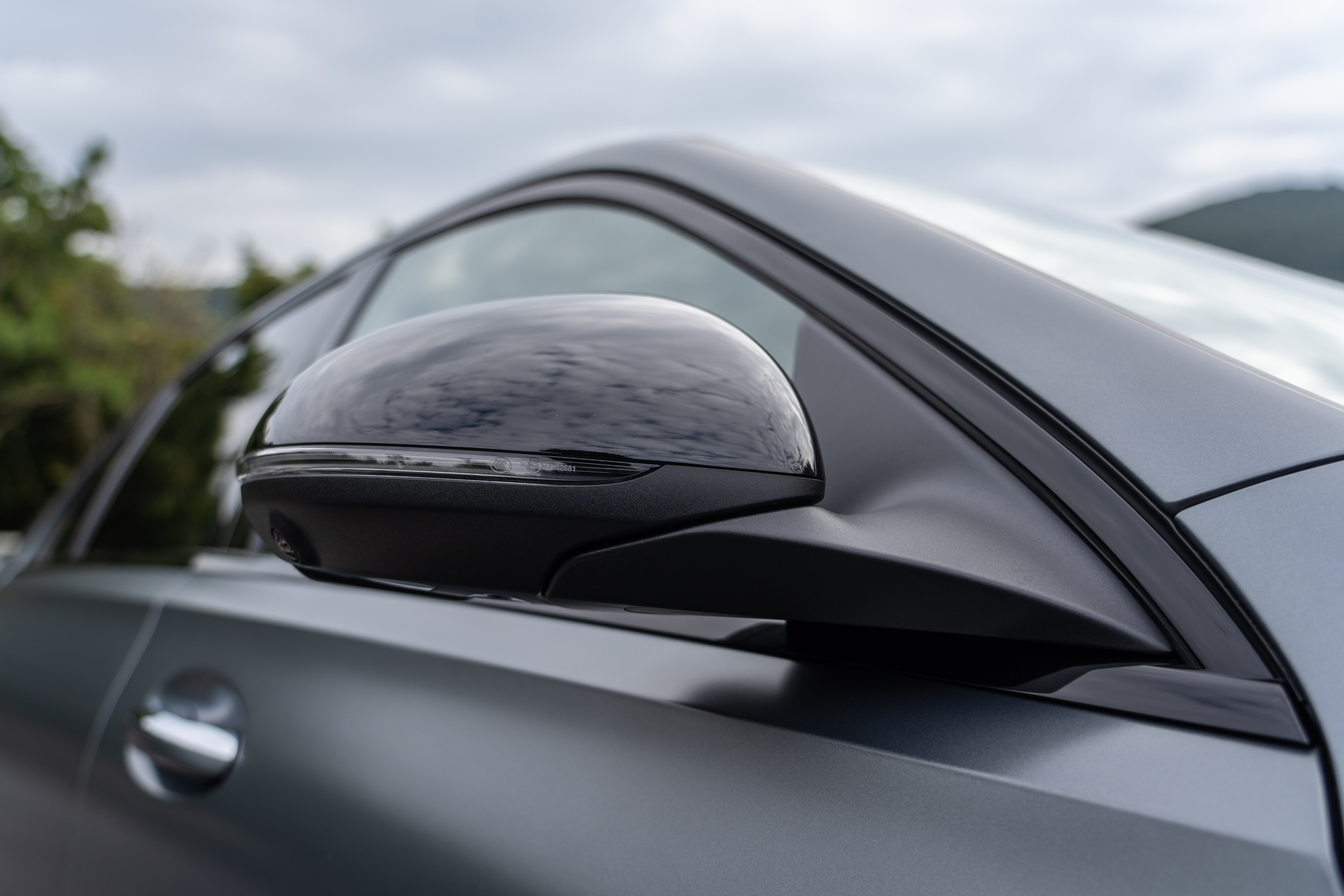 選配夜色套件,因此後視鏡外殼與窗框飾條皆為亮黑色處理。