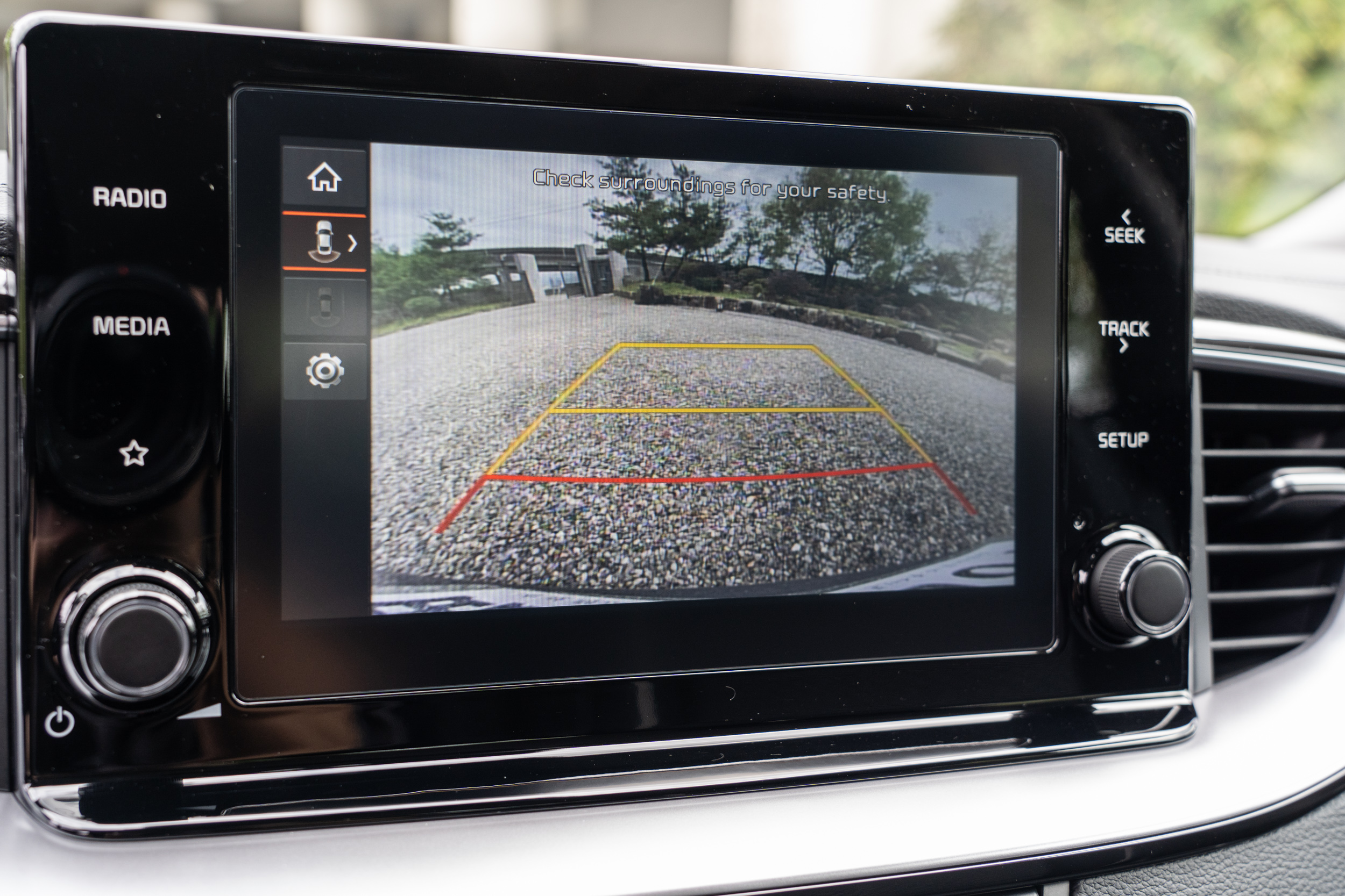 沒有配備 360 度環景,但其實後方顯影輔助系統也很夠用。