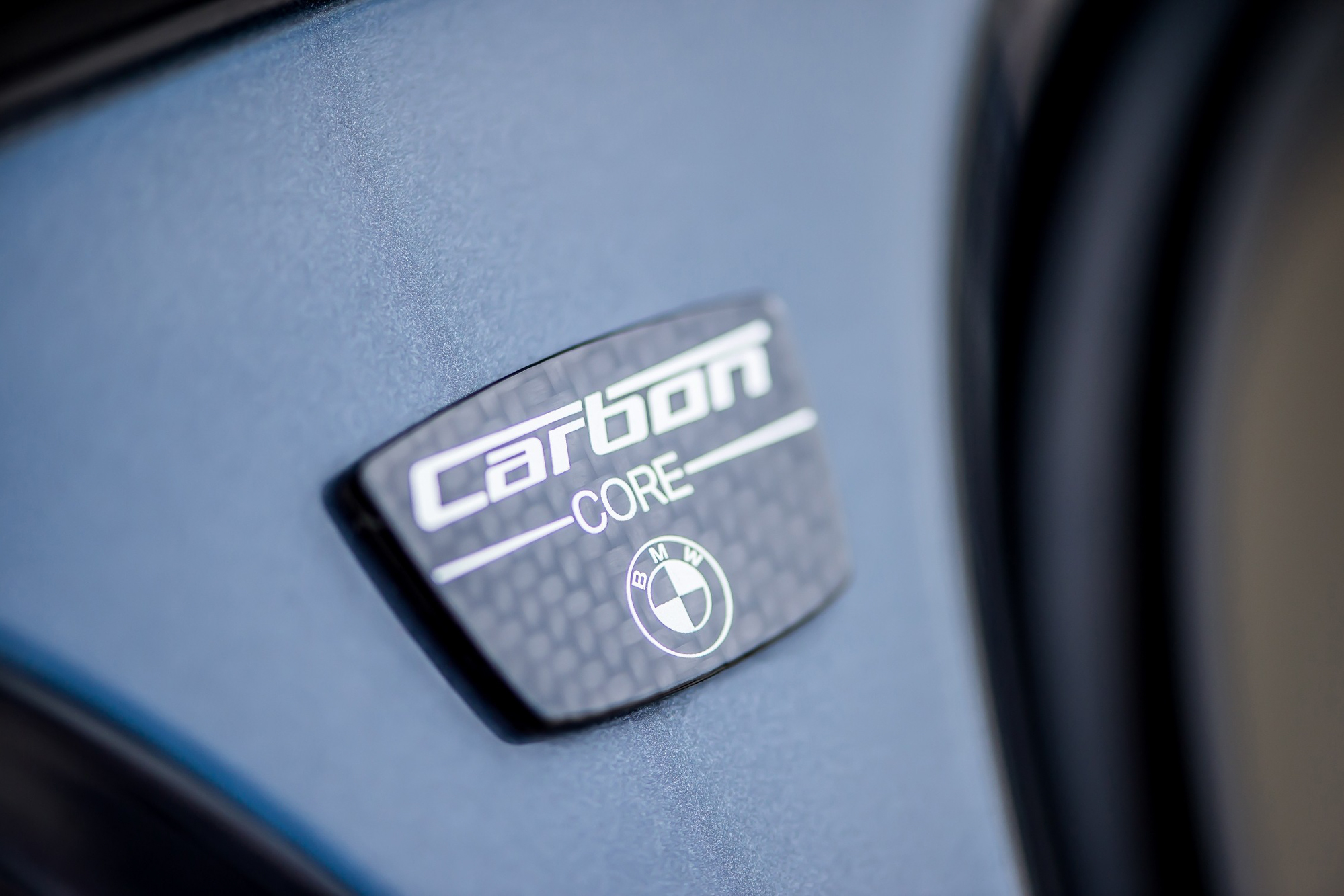 傲視車壇的 Carbon Core 碳纖維車體結構，把質堅量輕的先進技術隱藏在恢弘大器的外觀中。
