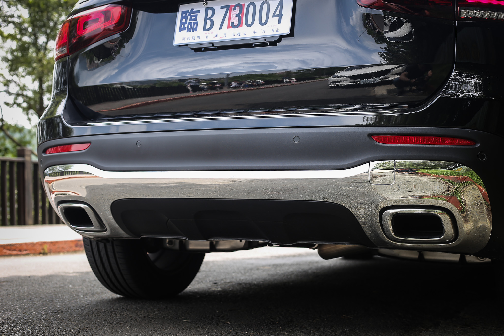 雙側鍍鉻排氣尾飾管為 GLB 車系除了 AMG 車款以外的標配。