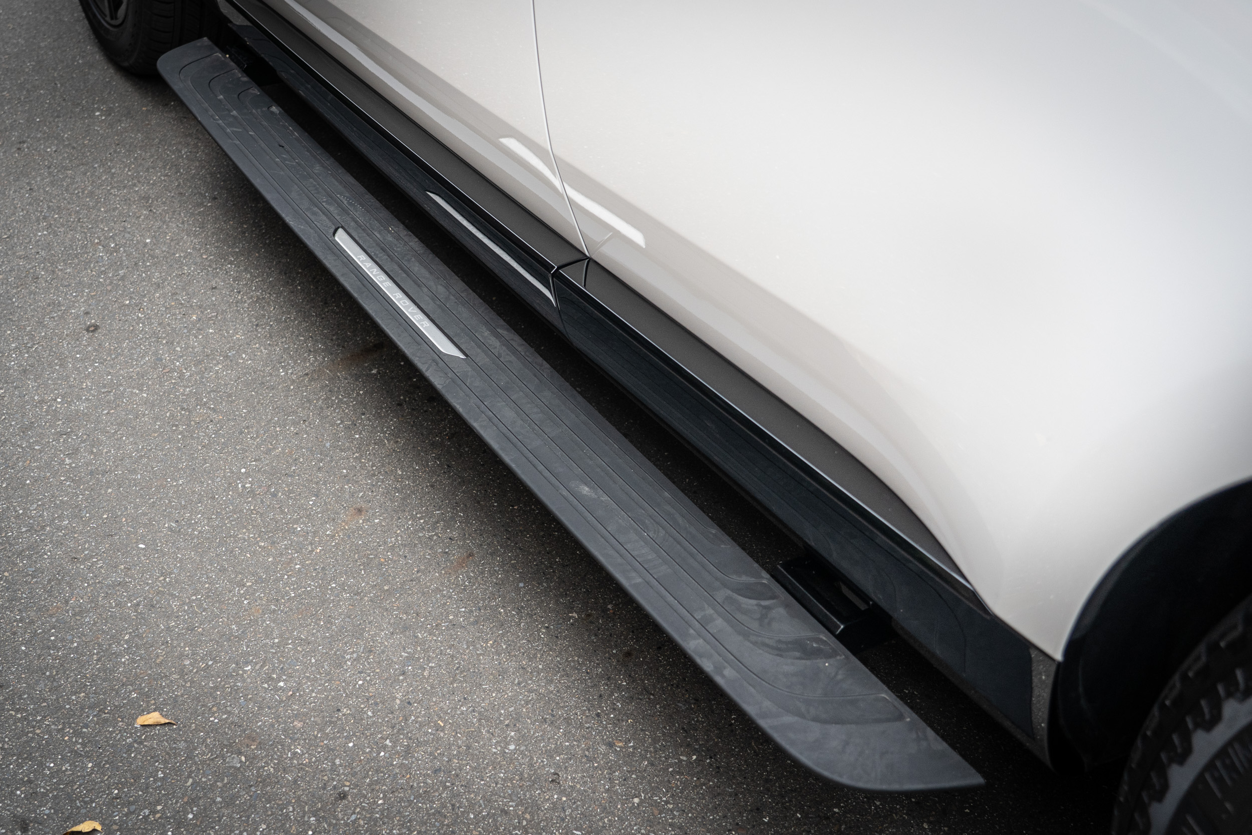 車身兩側配備隱藏式電動側踏，車門開啟之際時放下，提供乘員更為愜意優雅的進出過程。