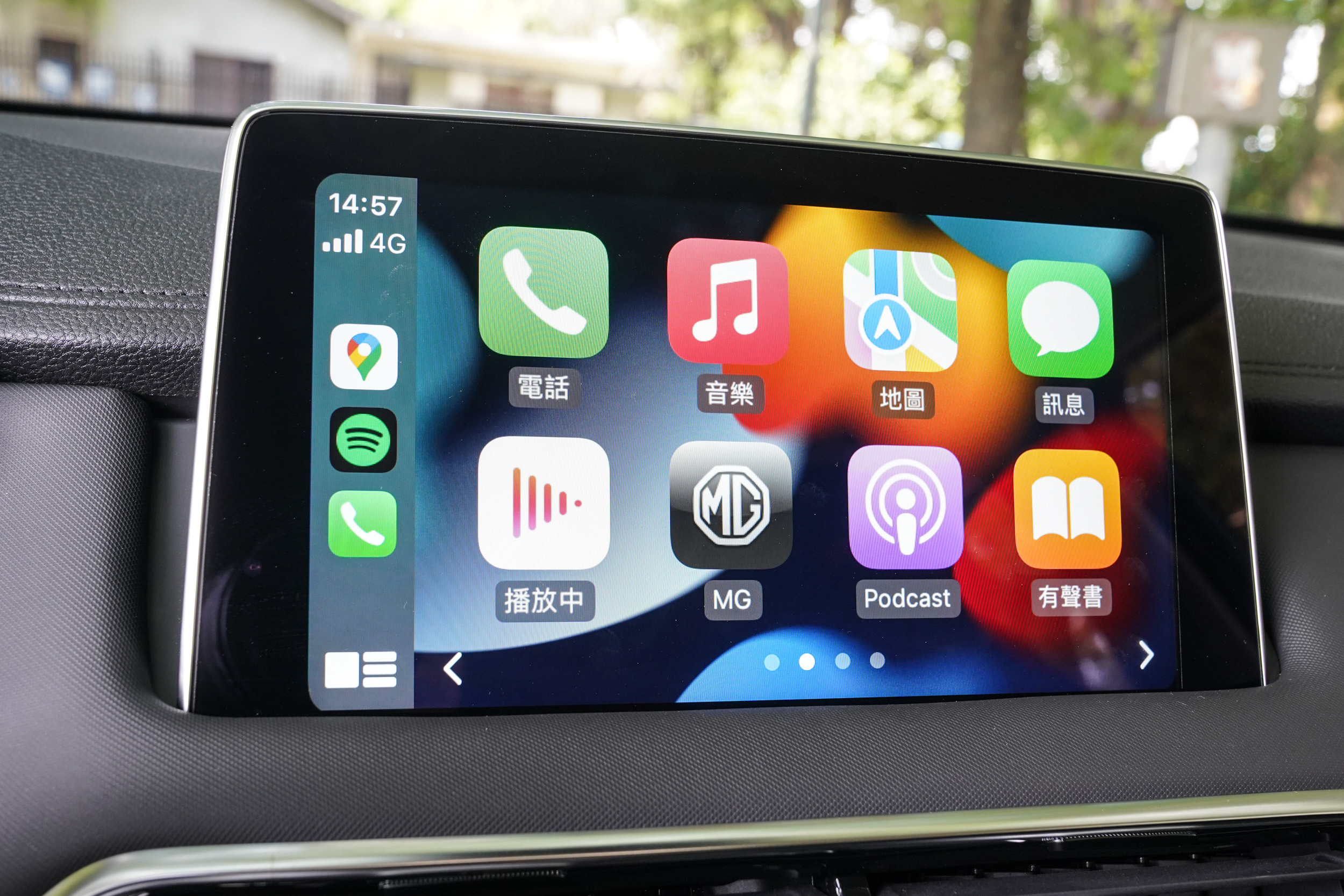 Apple CarPlay 與 Android Auto 功能為有線連接。