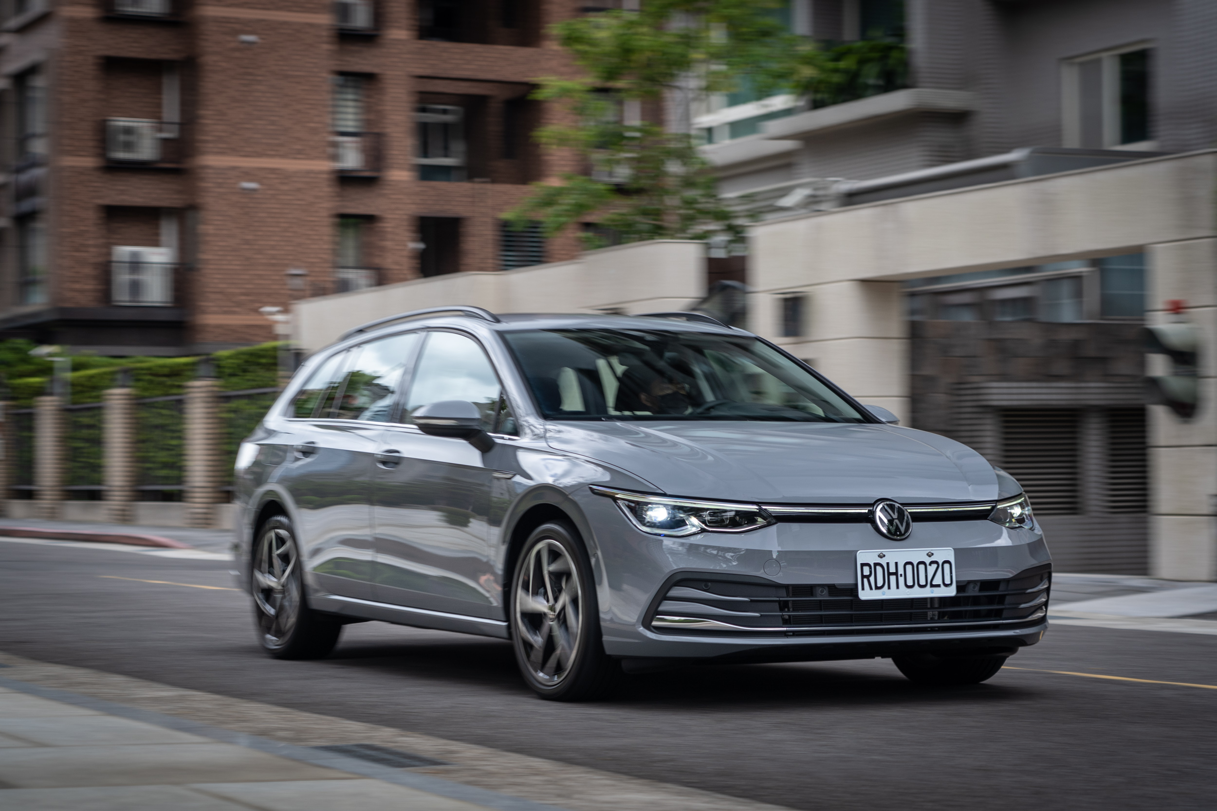 透過 48V 輕油電動力系統的加持,填補了過往低轉速時的加速空窗。