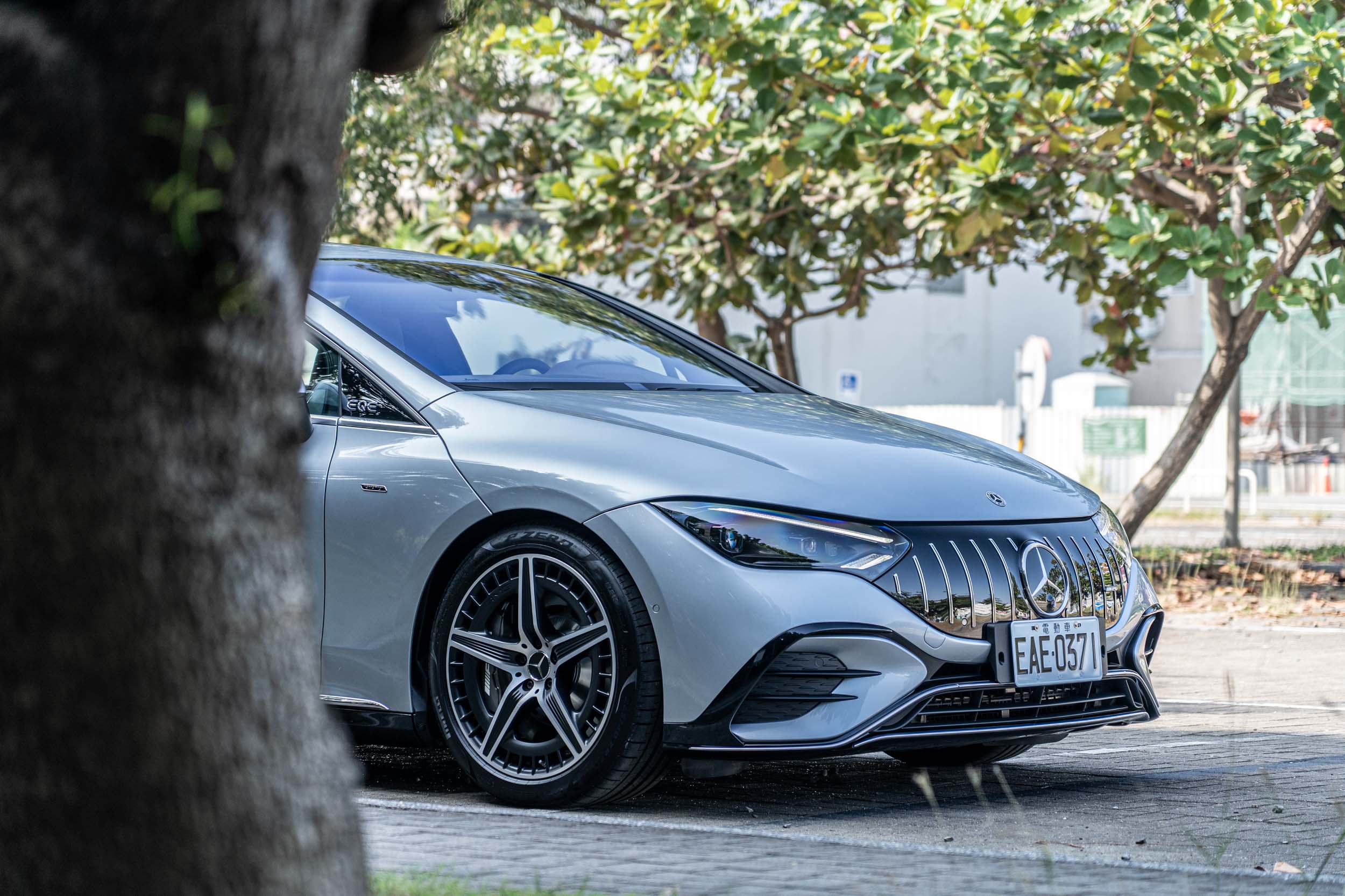 車頭採用相當圓滑的曲線塑造,連同 LED 頭燈造型也直接融入車頭當中。