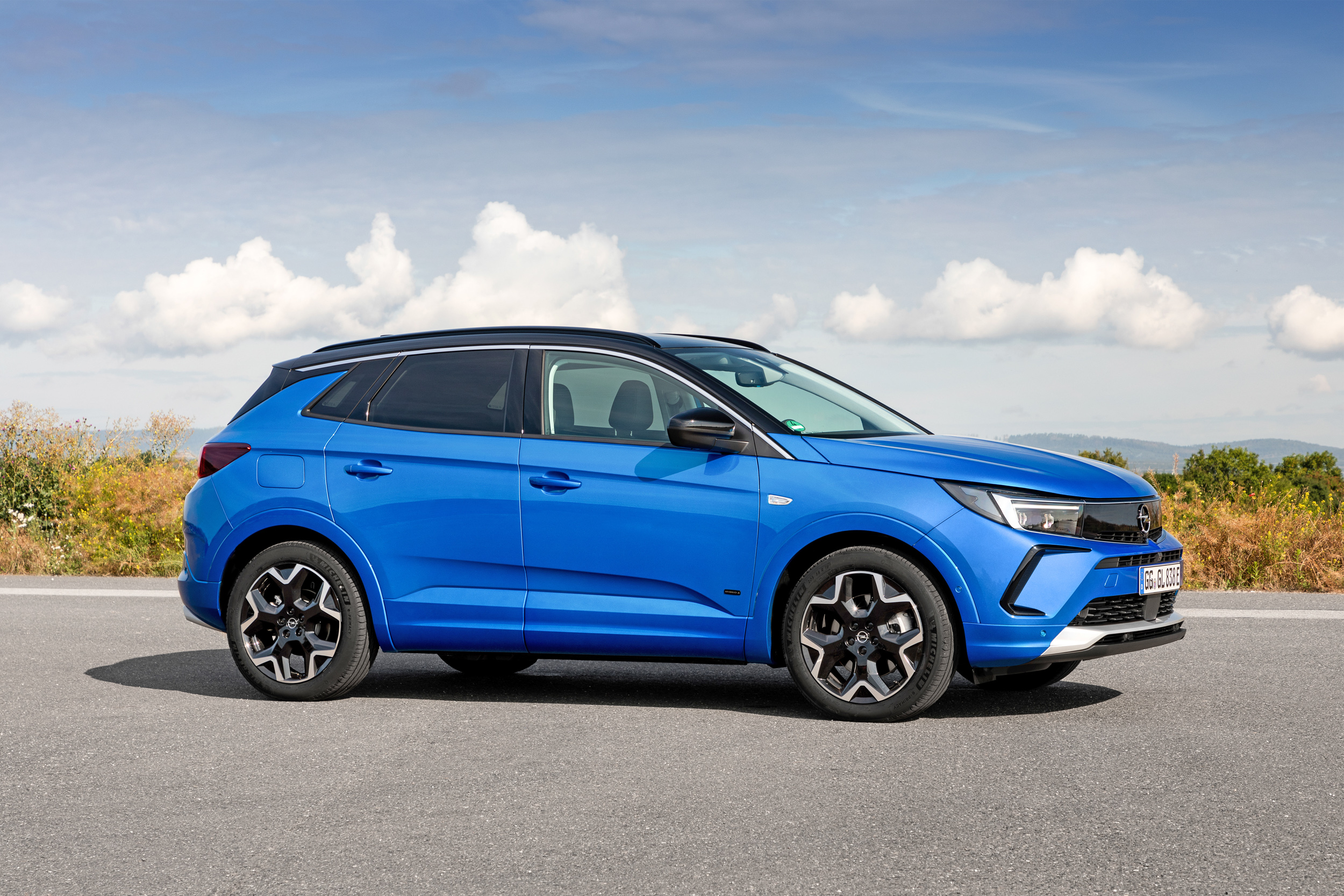 Opel Grandland 定位為中型 SUV,為 Peugeot 3008 雙生車。