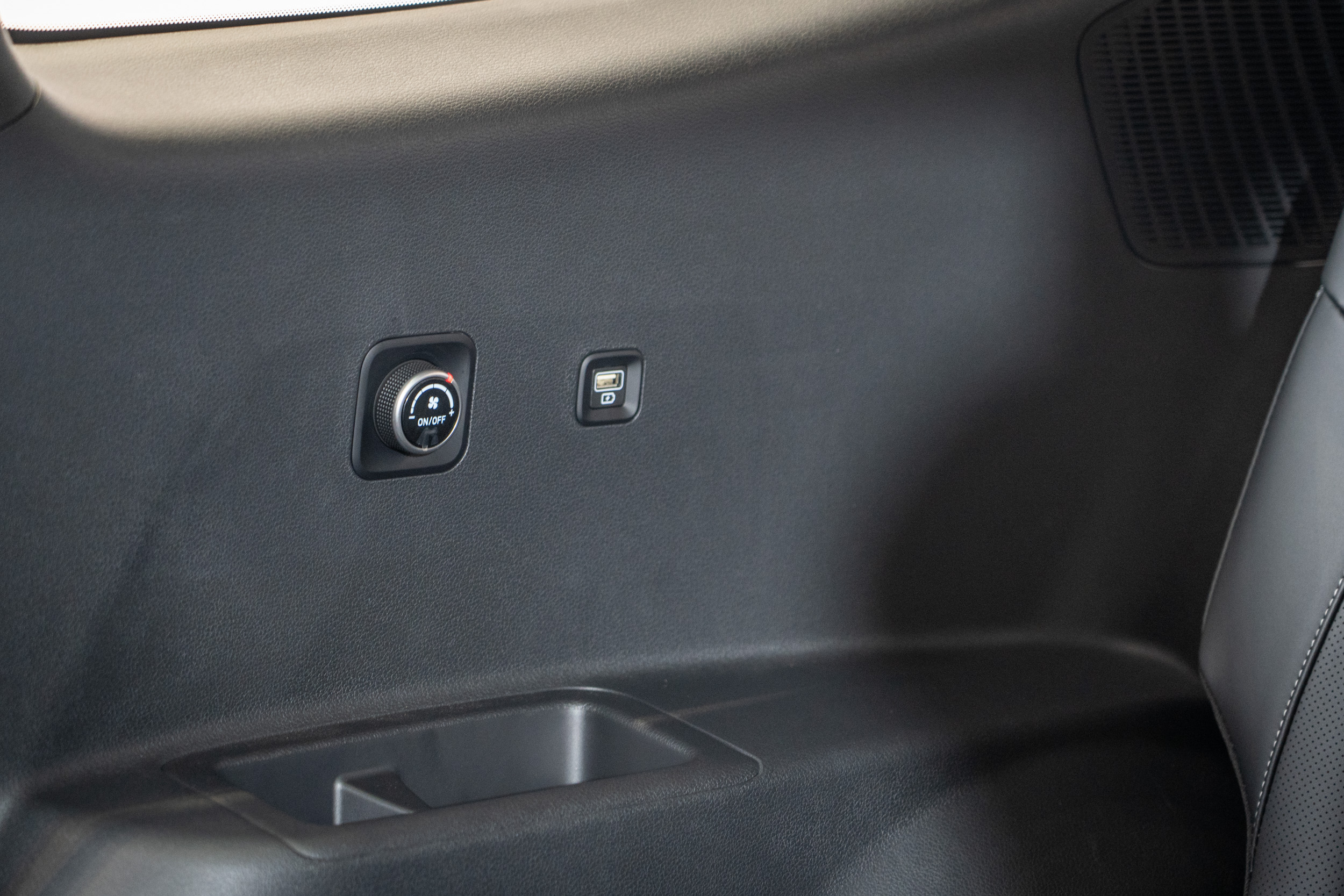 第三排也具有獨立的空調出風口,可獨立調整風量。