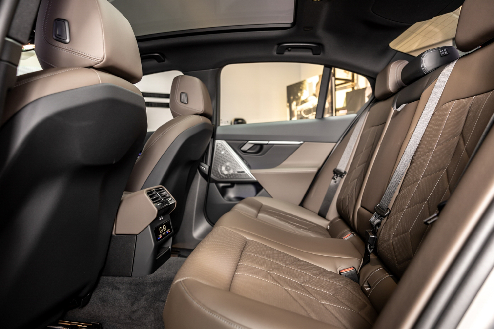 將近3米的軸距表現結合首次導入的全景式玻璃車頂、豪華型四區恆溫空調含後座冷氣出風口與Bowers & Wilkins頂級音響系統,讓乘客的每趟旅程都成為一場愜意舒適的移動饗宴。