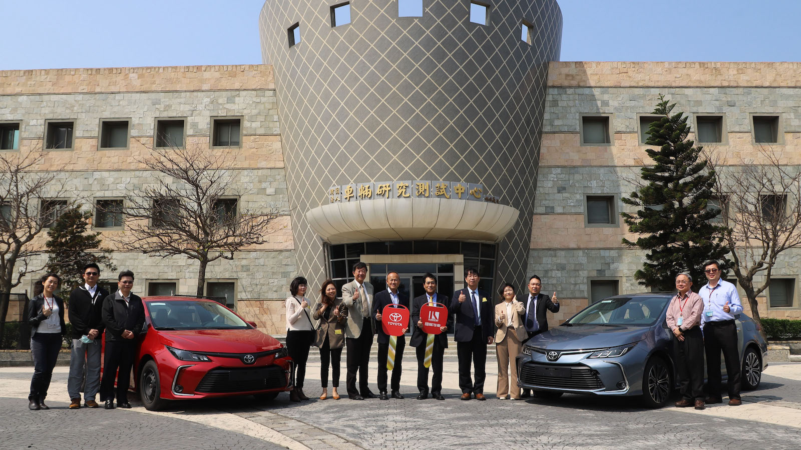 國瑞汽車山口茂協理參加車輛研究測試中心舉辦之贈車典禮。