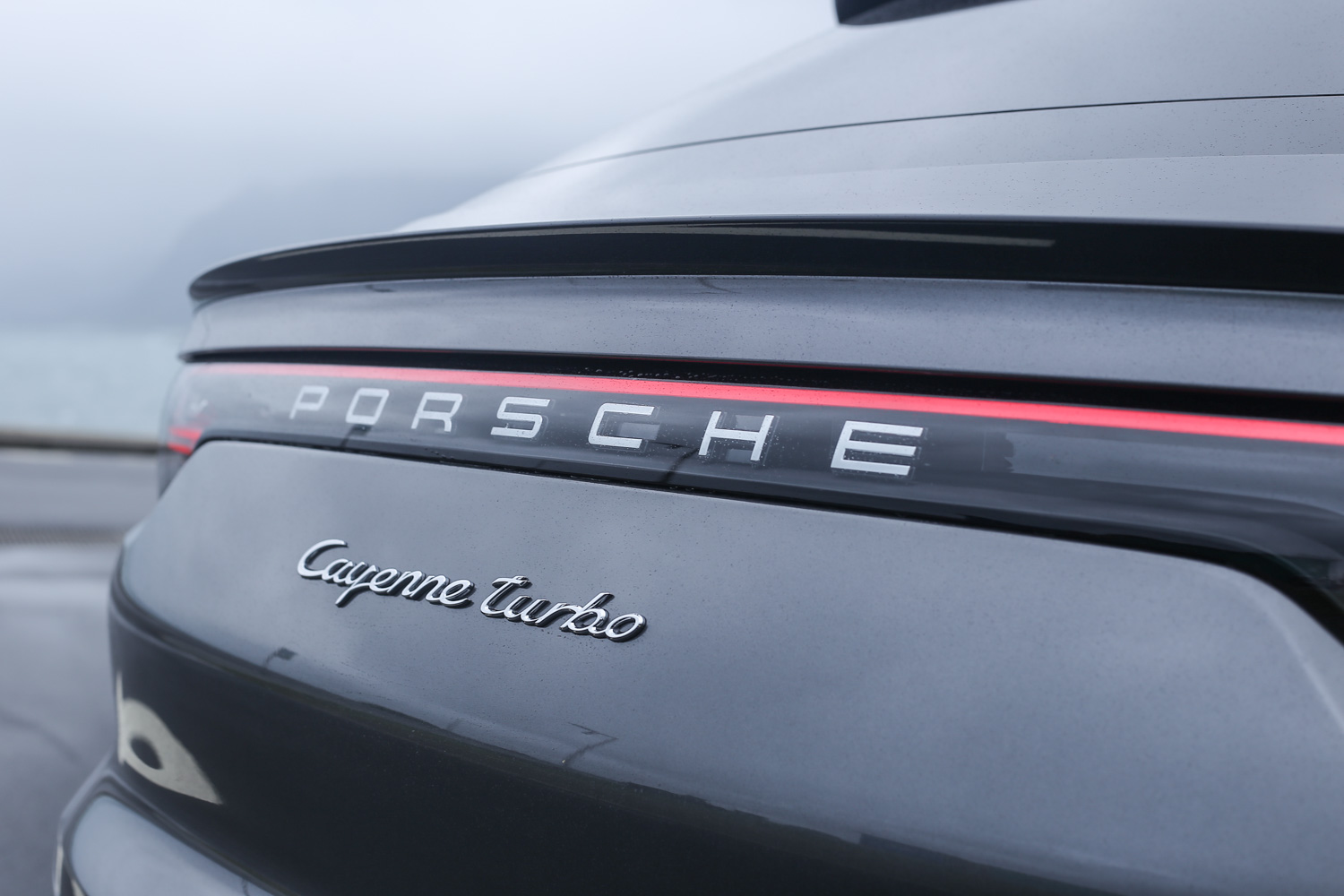 貫穿車尾鈑件的尾燈線條，也是辨識新世代 Porsche 的方法之一。