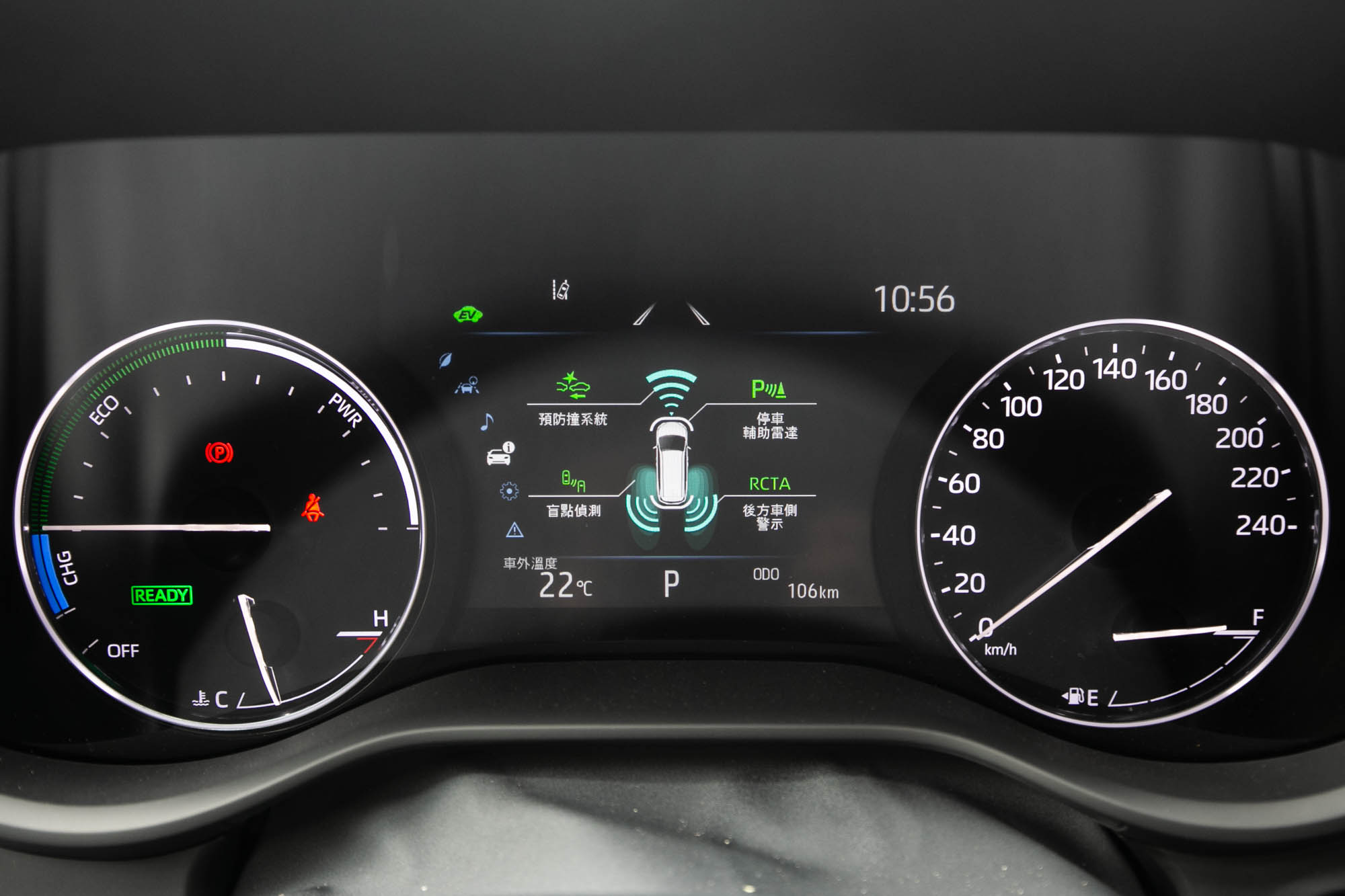 儀表板內雙環設計中的 7 吋全彩螢幕。