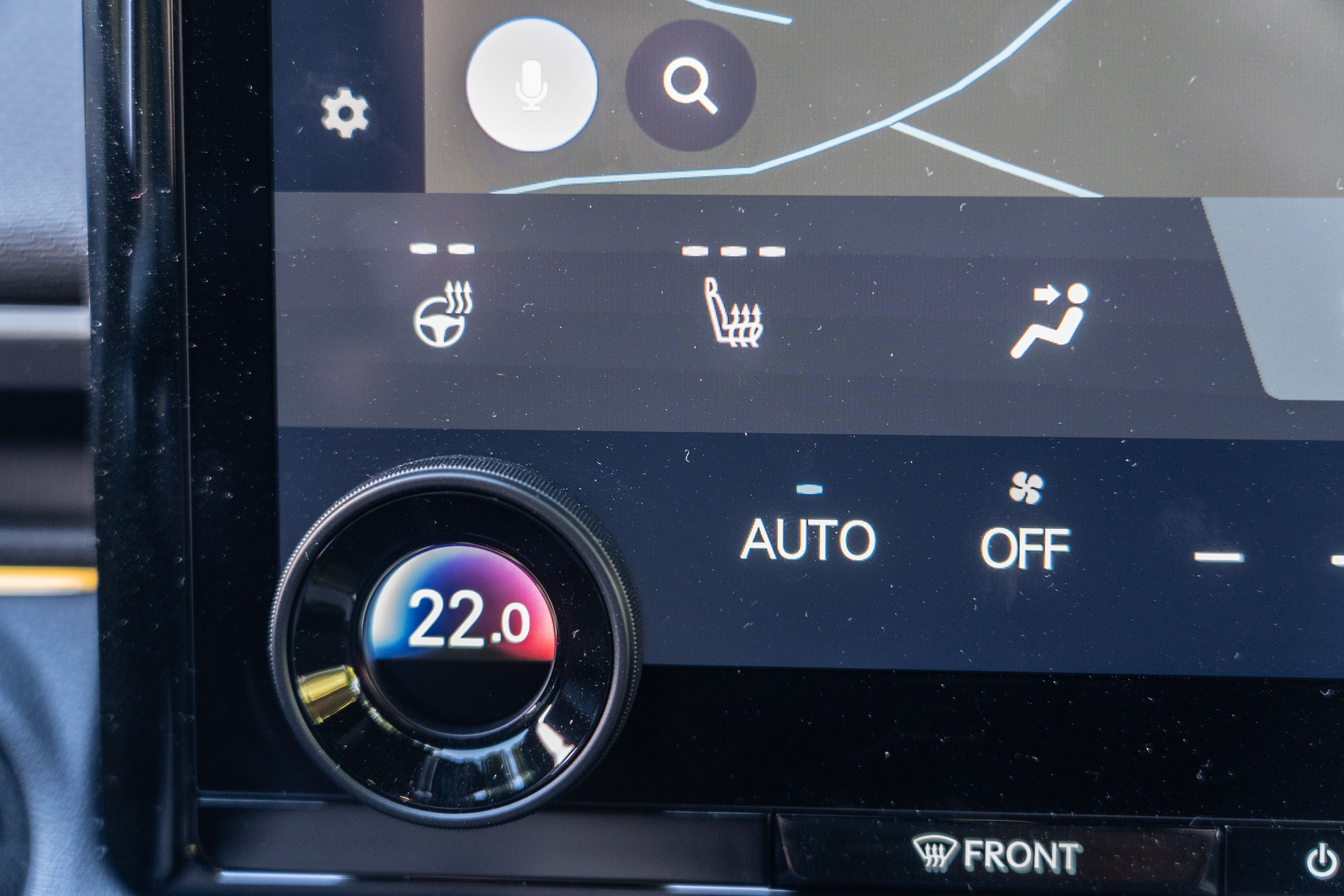 方向盤與前座椅皆具備加熱功能。