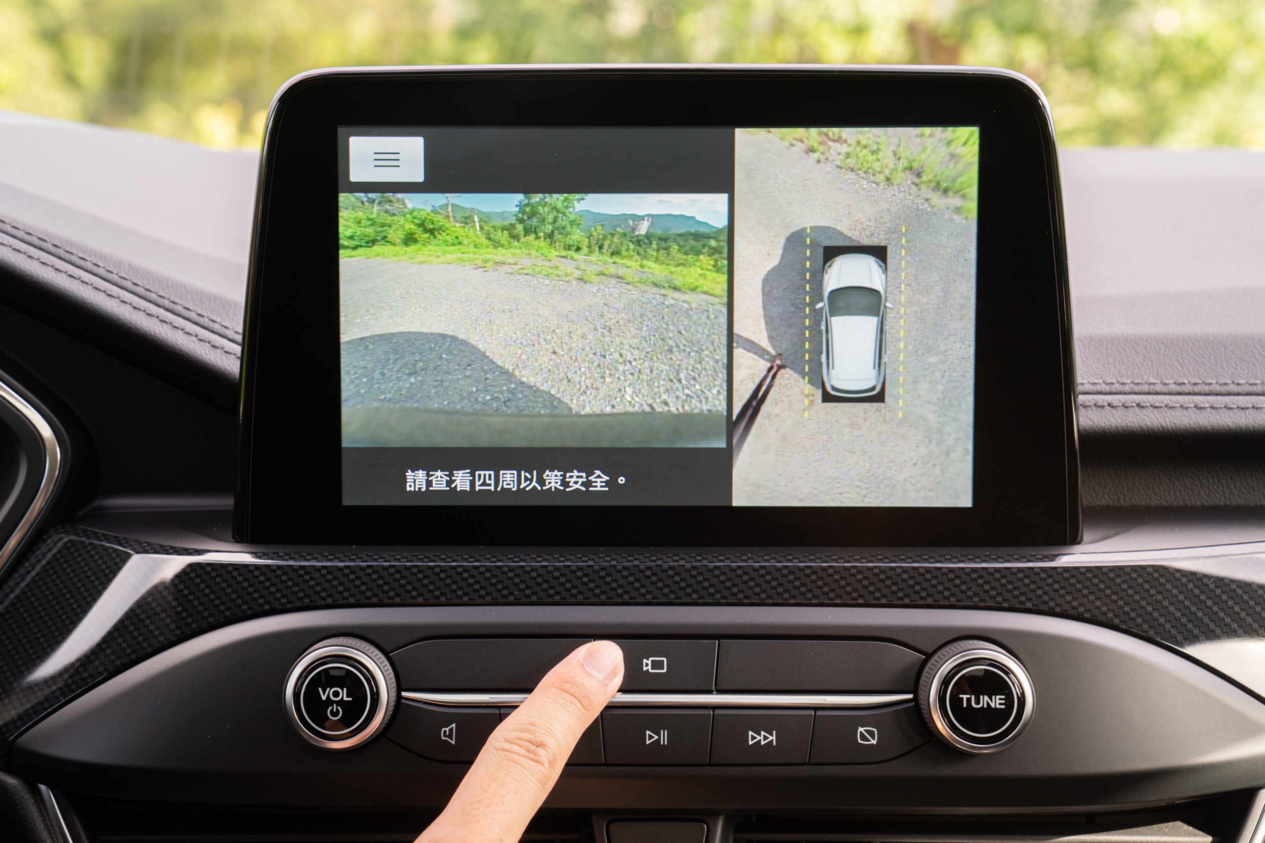 Ford Kuga 21.5年式 X 車型導入 Ford 歐洲開發設計的原廠 360° 環景影像行車輔助系統，包含 4 部 800P 高解析度數位攝影鏡頭，搭配前、後鏡頭升級 180° 超廣角，多達 7 種視角變換，並提供雙側安全防撞區與車門／尾門未關警示貼心功能。