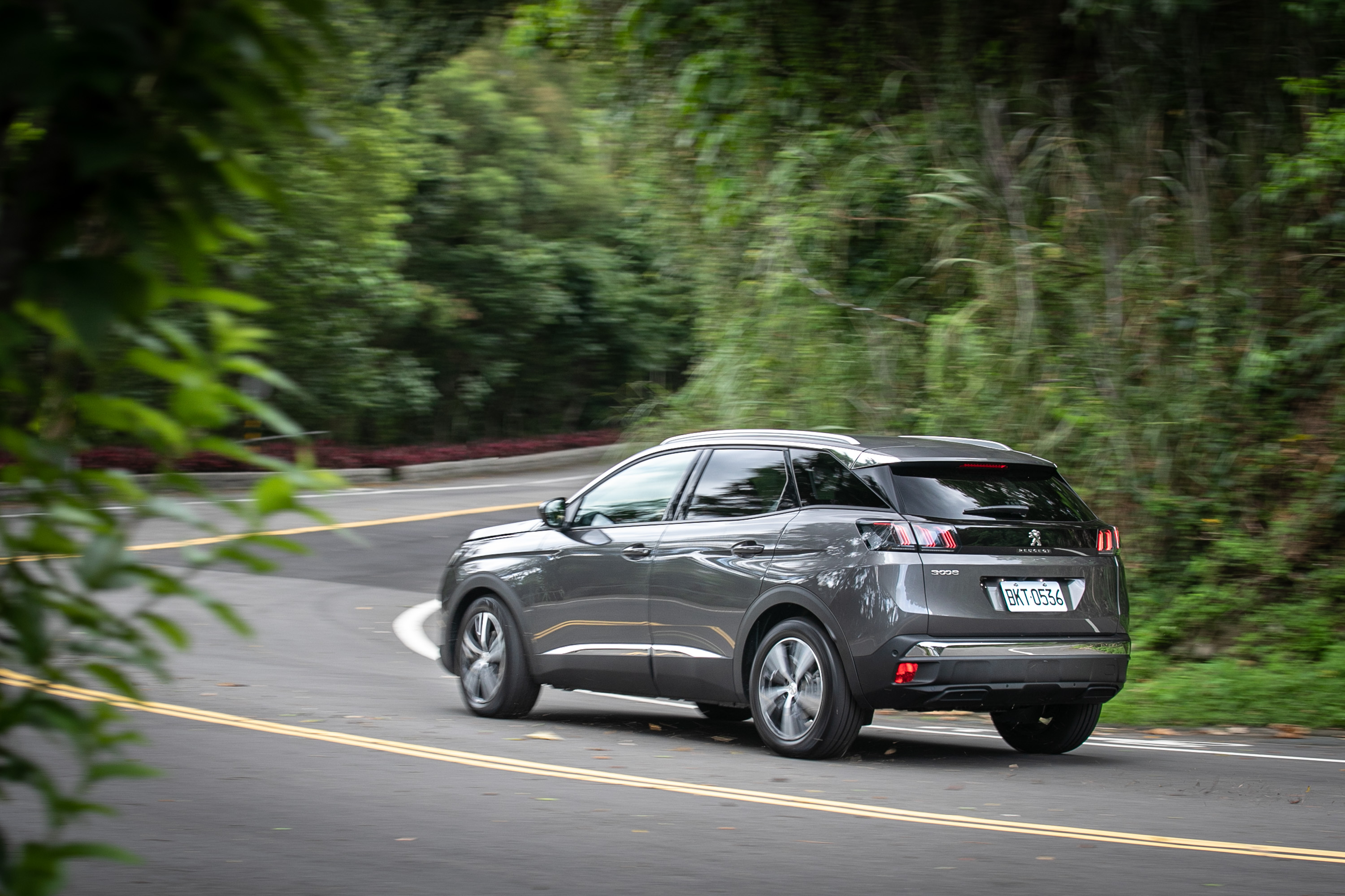 雖然後軸僅用半拖曳臂的懸吊幾何,但透過得宜的調校,不僅循跡性與貼地表現優異,也不會有讓人不適的彈跳感。