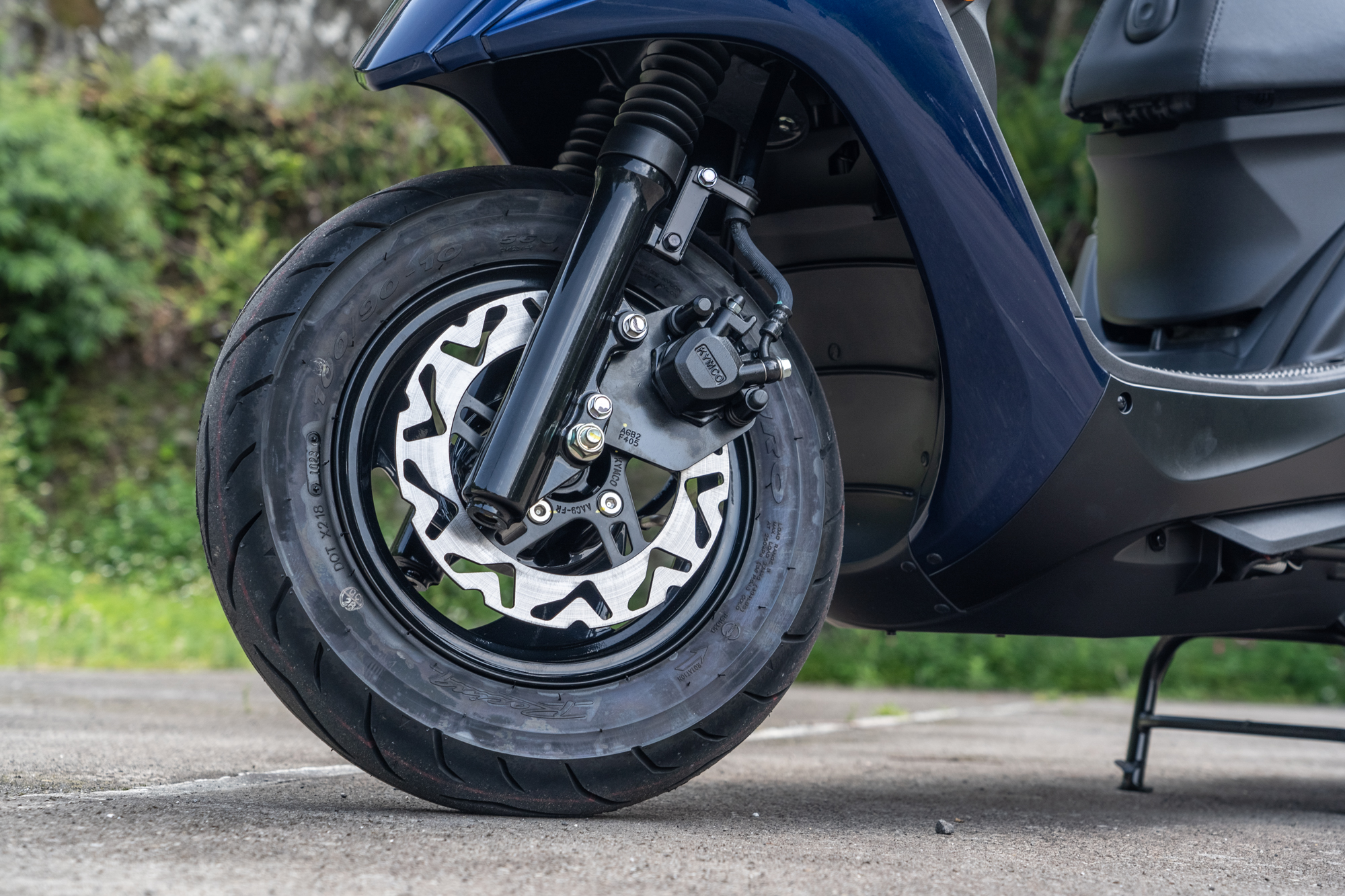 大地名流碟煞款搭載超越同級的 220mm 前煞車碟盤規格。