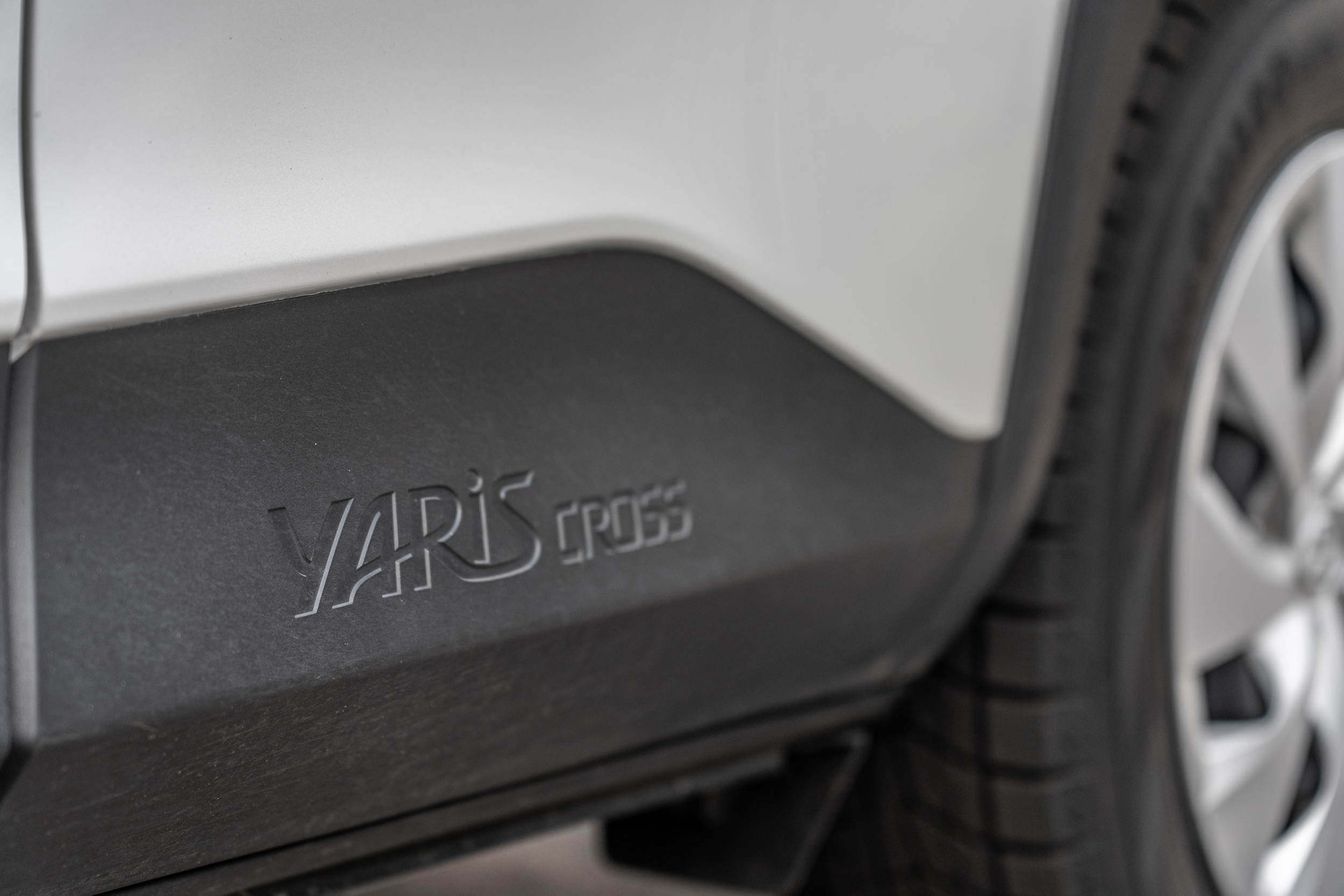 為了強調本車 CUV 的休旅身份,車側配有塑料製防刮板,上面鑲嵌有車款名稱。