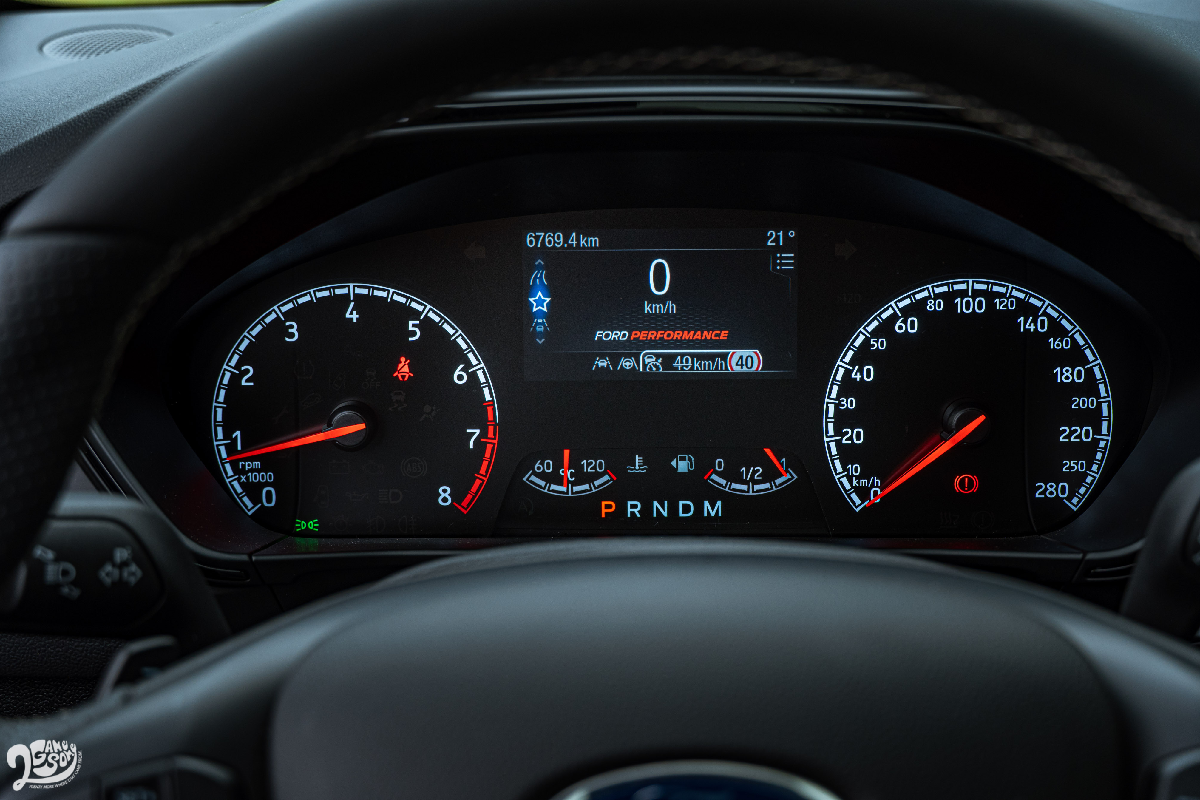 試駕車搭載雙環式儀表搭配中央液晶螢幕，不過 20.75 年式全面標配 12.3 吋全彩液晶智慧多功能儀表。