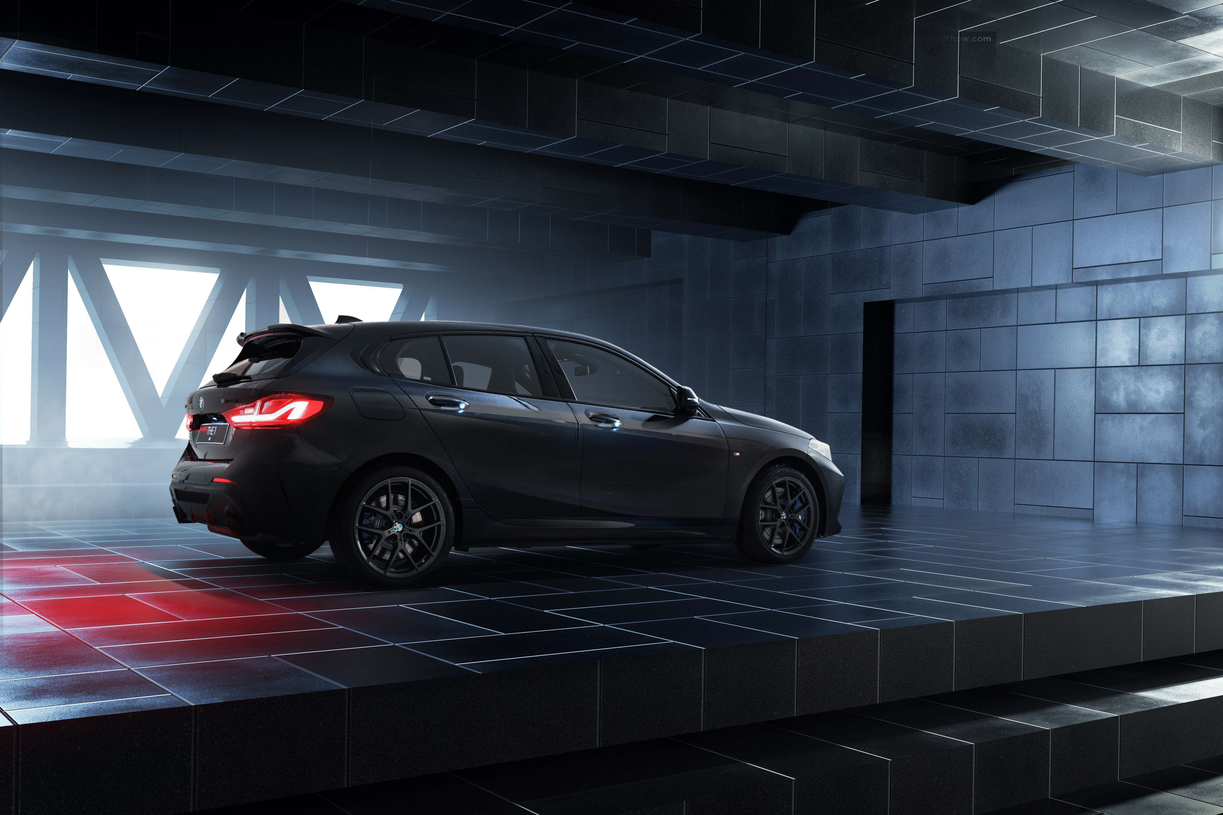 全新 BMW M135i Black Storm Edition 掀背尾門造型與兼具運動化外觀與優化空氣力學功能的黑色 M 款擾流尾翼。