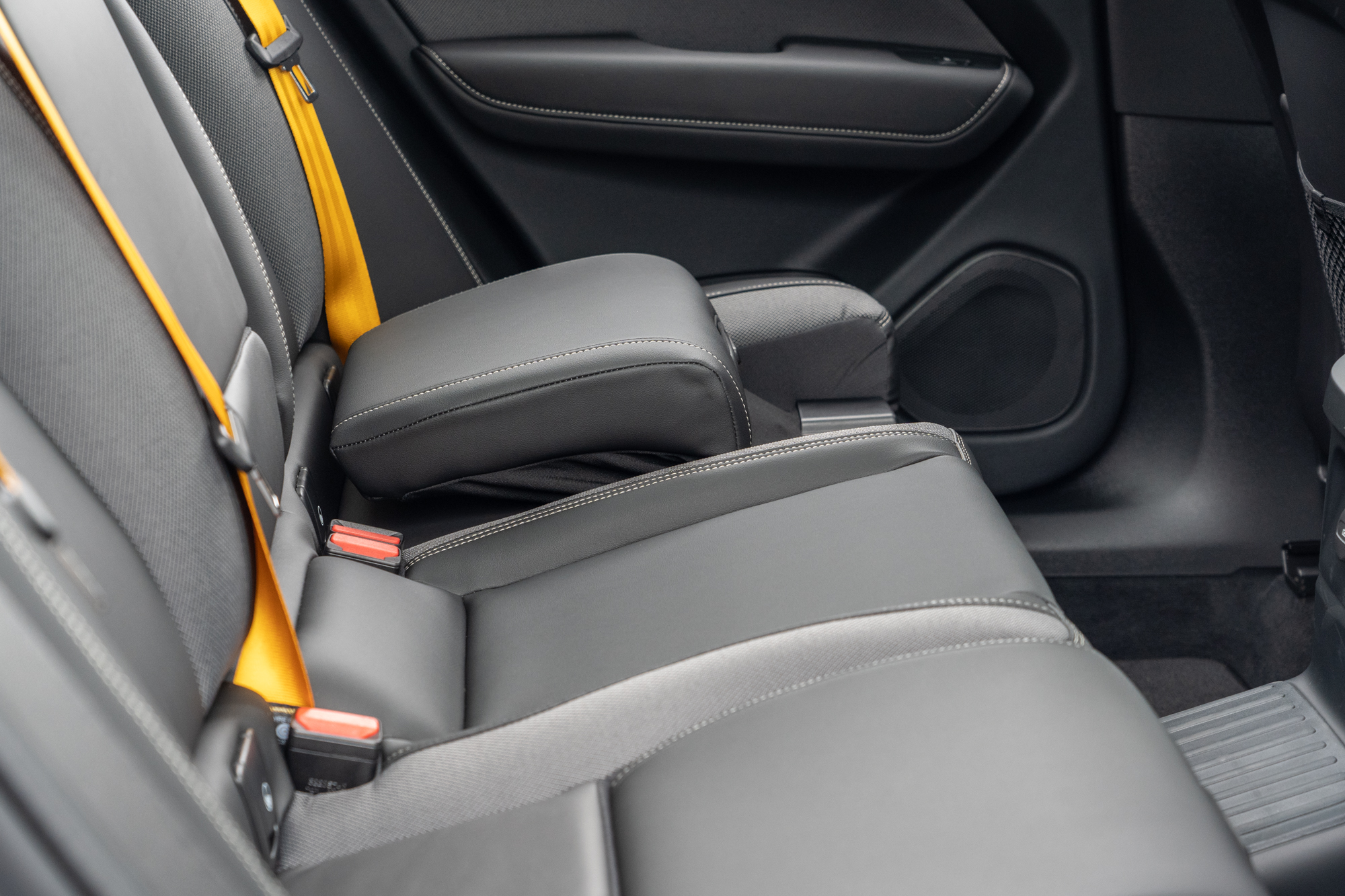 內建的輔助型兒童安全座椅設計。