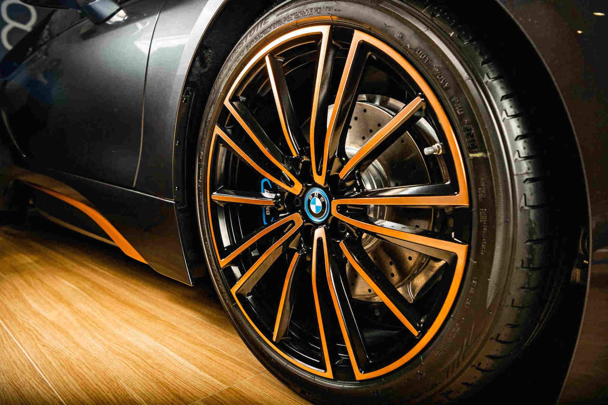 全新 BMW i8 Ultimate Sophisto Edition 特仕版標準配備 20 吋多輻式黑銅雙色烤漆輪圈，搭配高光澤黑色烤漆處理的煞車卡鉗。
