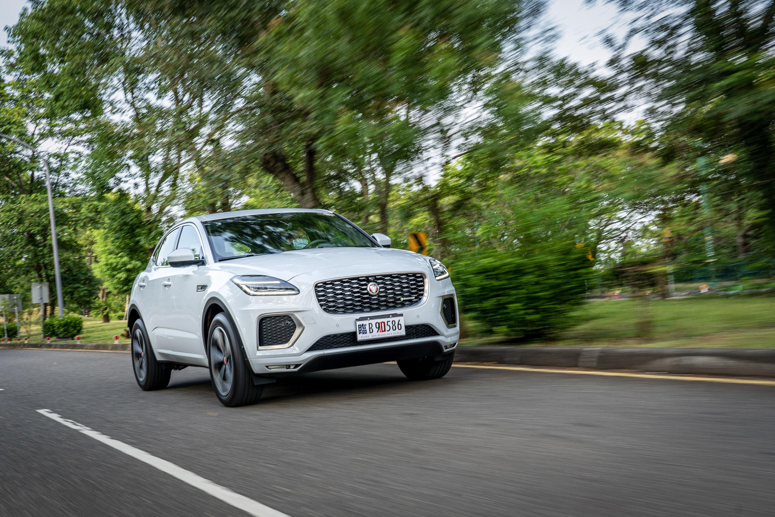 短捷車身的特色,於動態表現上完全轉變成優點。