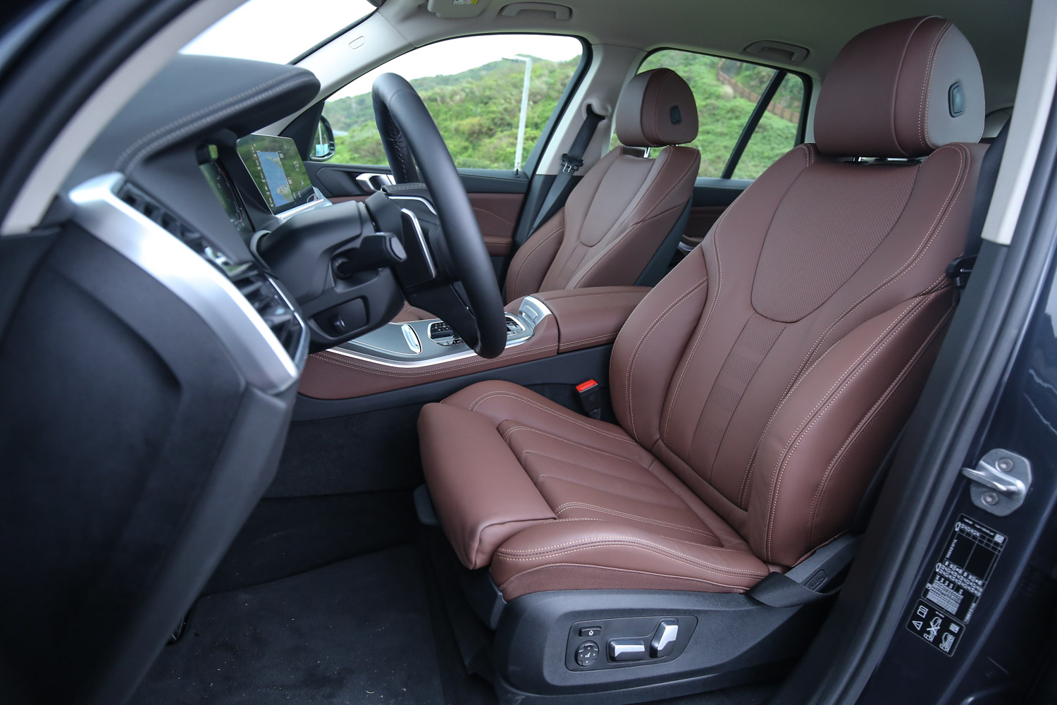 X5 xDrive25d 旗艦版配備 Vernasca 真皮/跑車座椅。