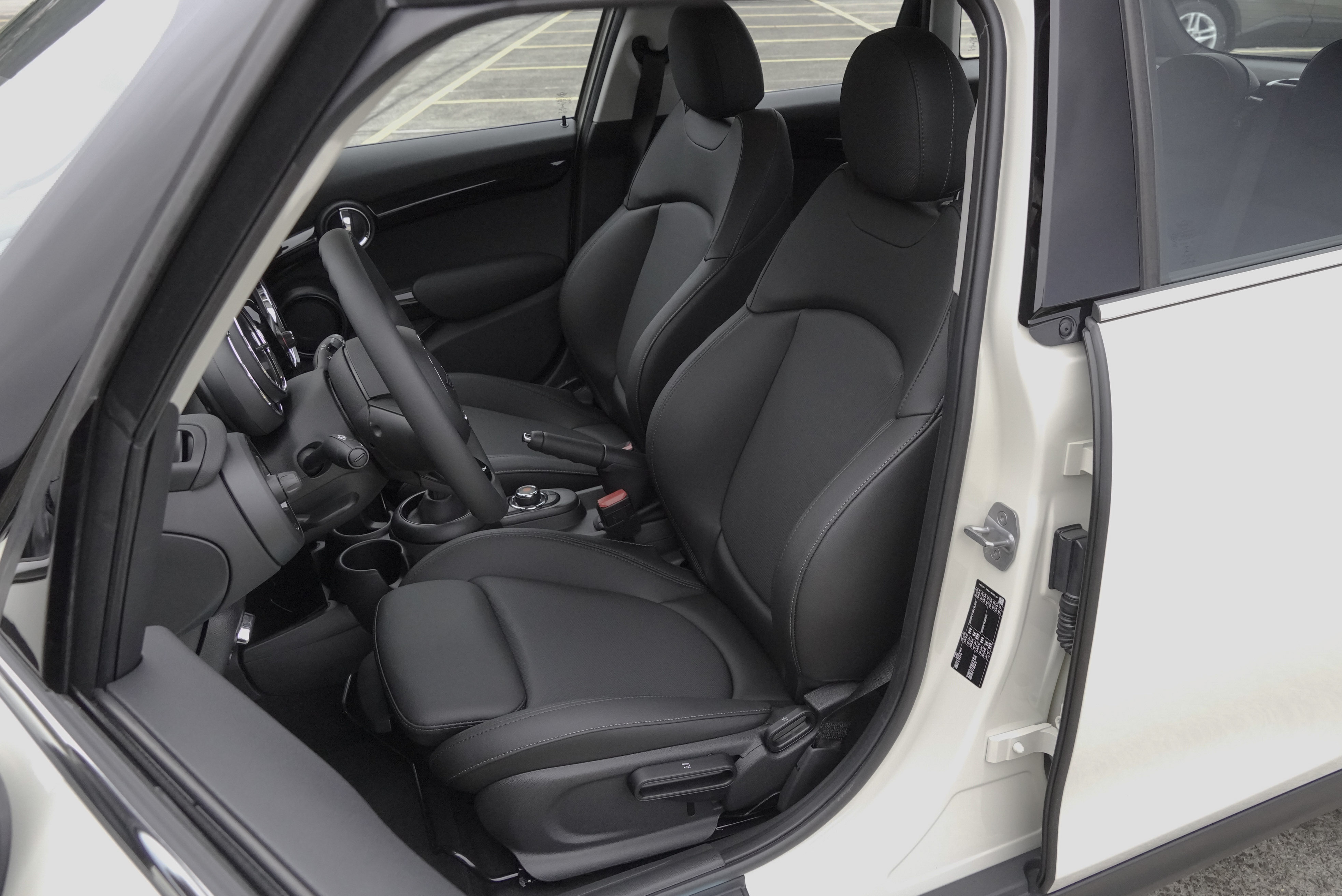 Cooper S 標配 Leatherette 舒適皮質跑車座椅。