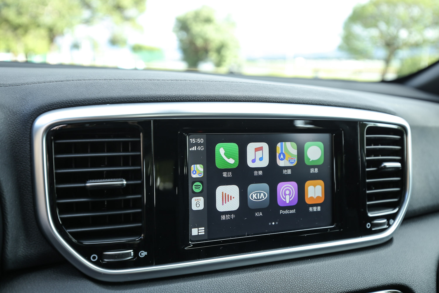 系統整合 Apple CarPlay、Androld Auto 與語音聲控系統等功能。