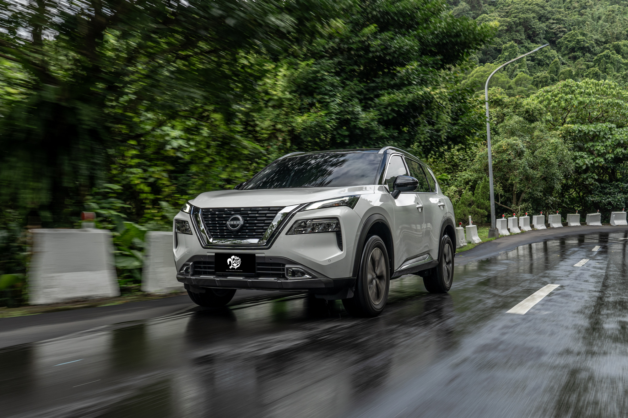 藉由12V輕油電科技加持,X-TRAIL輕油電旗艦版在動能輸出、油耗表現、稅金負擔等面向皆明顯佔上風,且後續保養成本也沒有明顯提升。